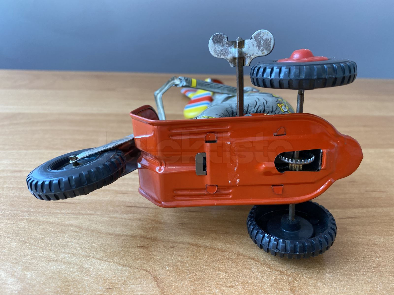 Mechanická kovová hračka Jezdící slon na klíček