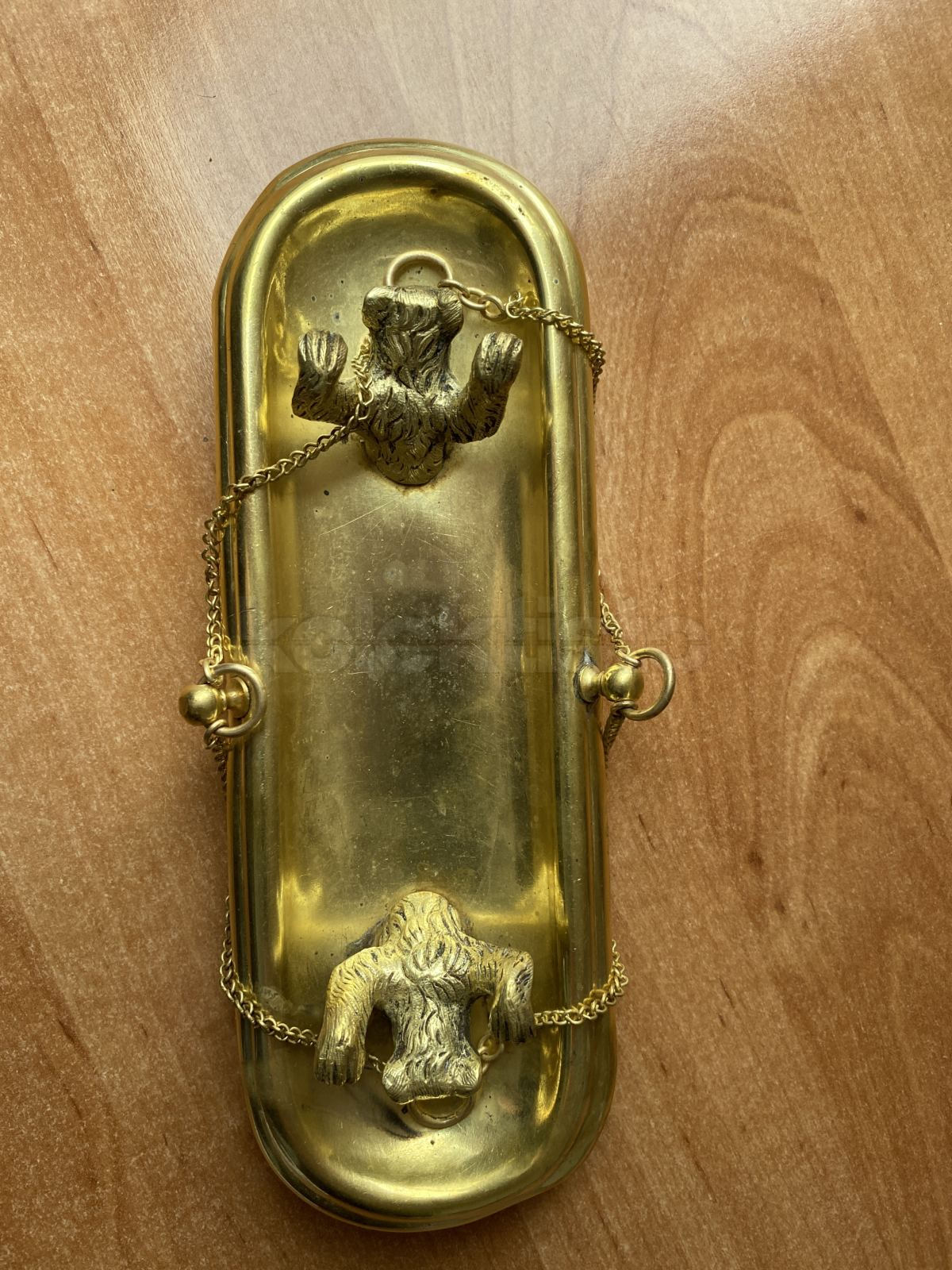 Mosazná miska na odkládání per s figurami