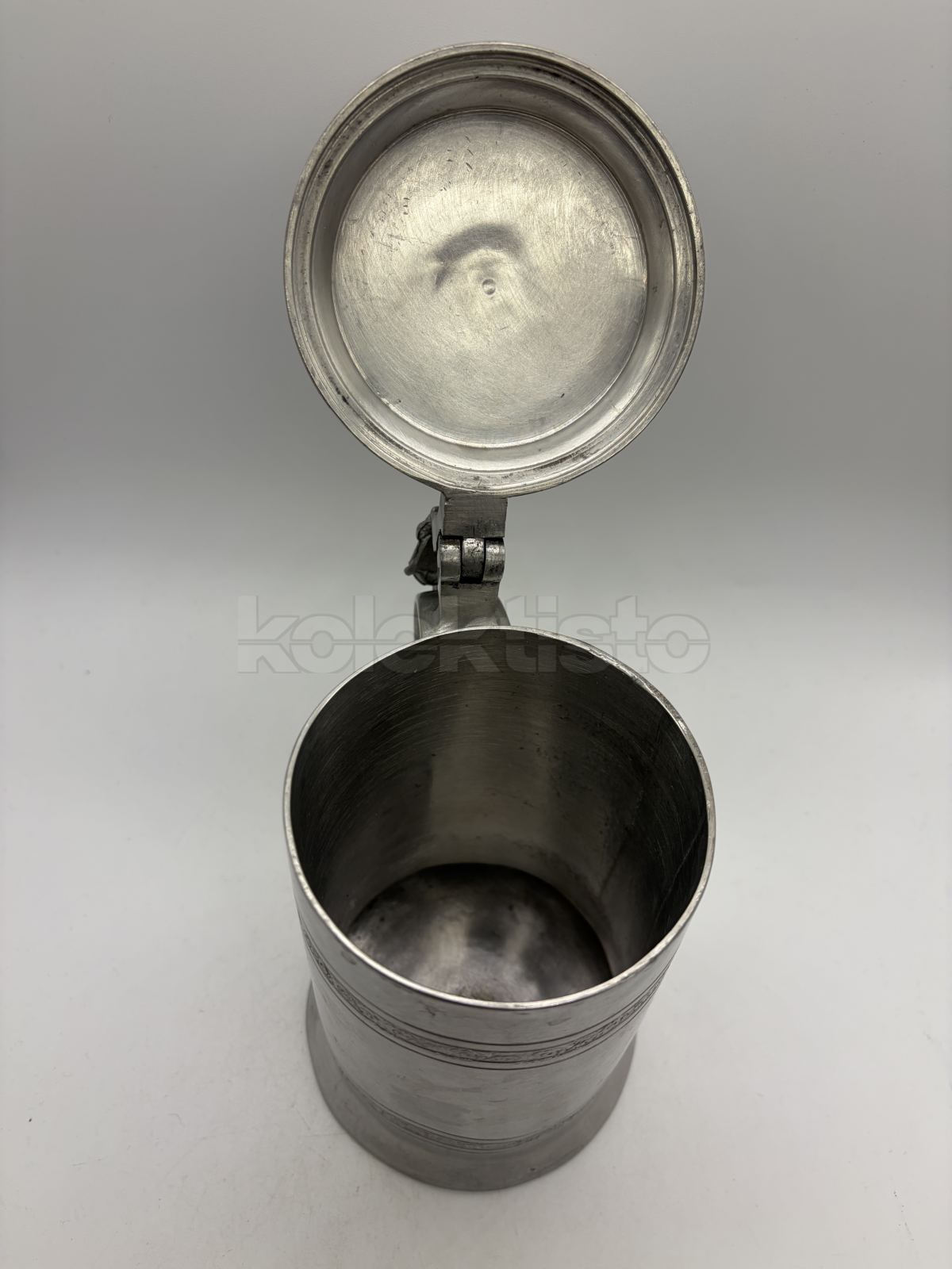 Cínový korbel s porcelánovým obrázkem s milostným motivem ve víku