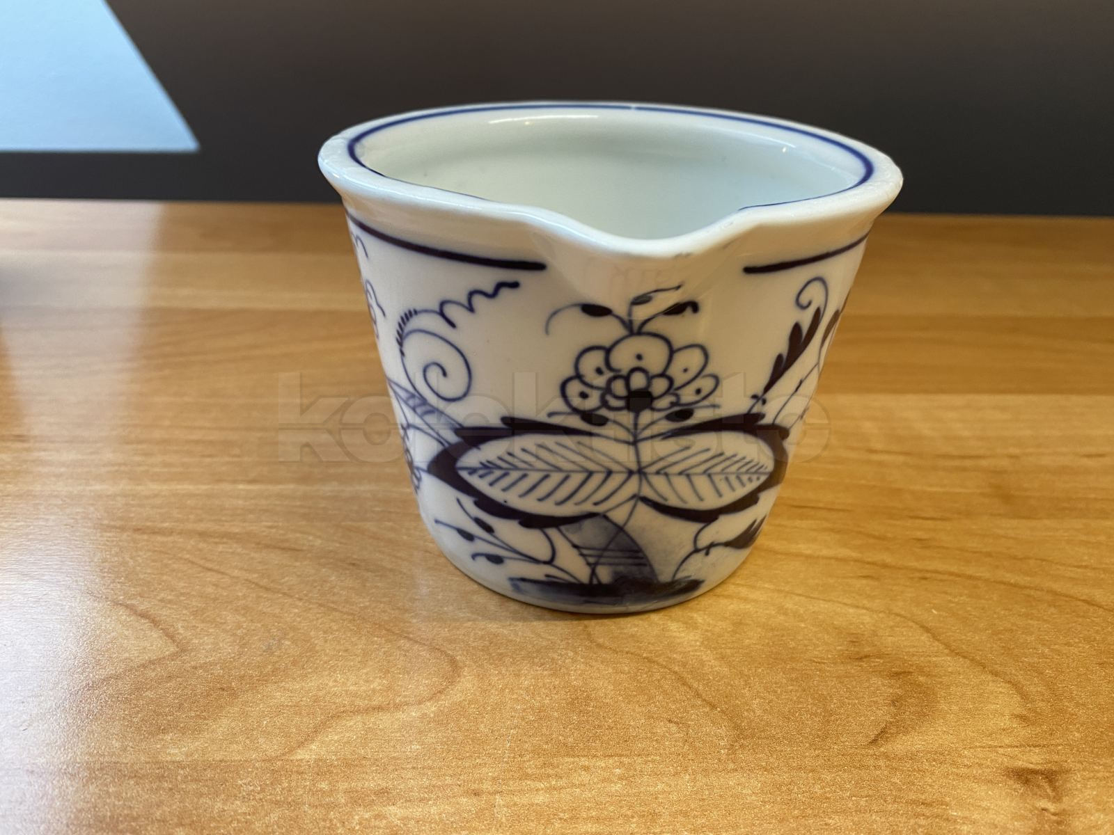 Porcelánový hrnek s cibulovým vzorem