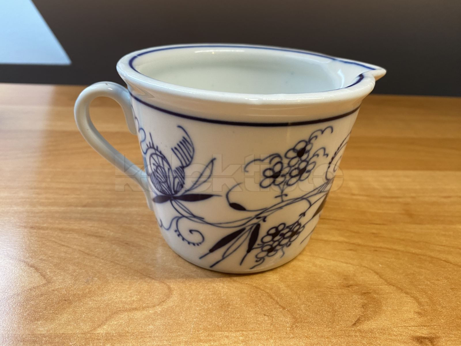 Porcelánový hrnek s cibulovým vzorem