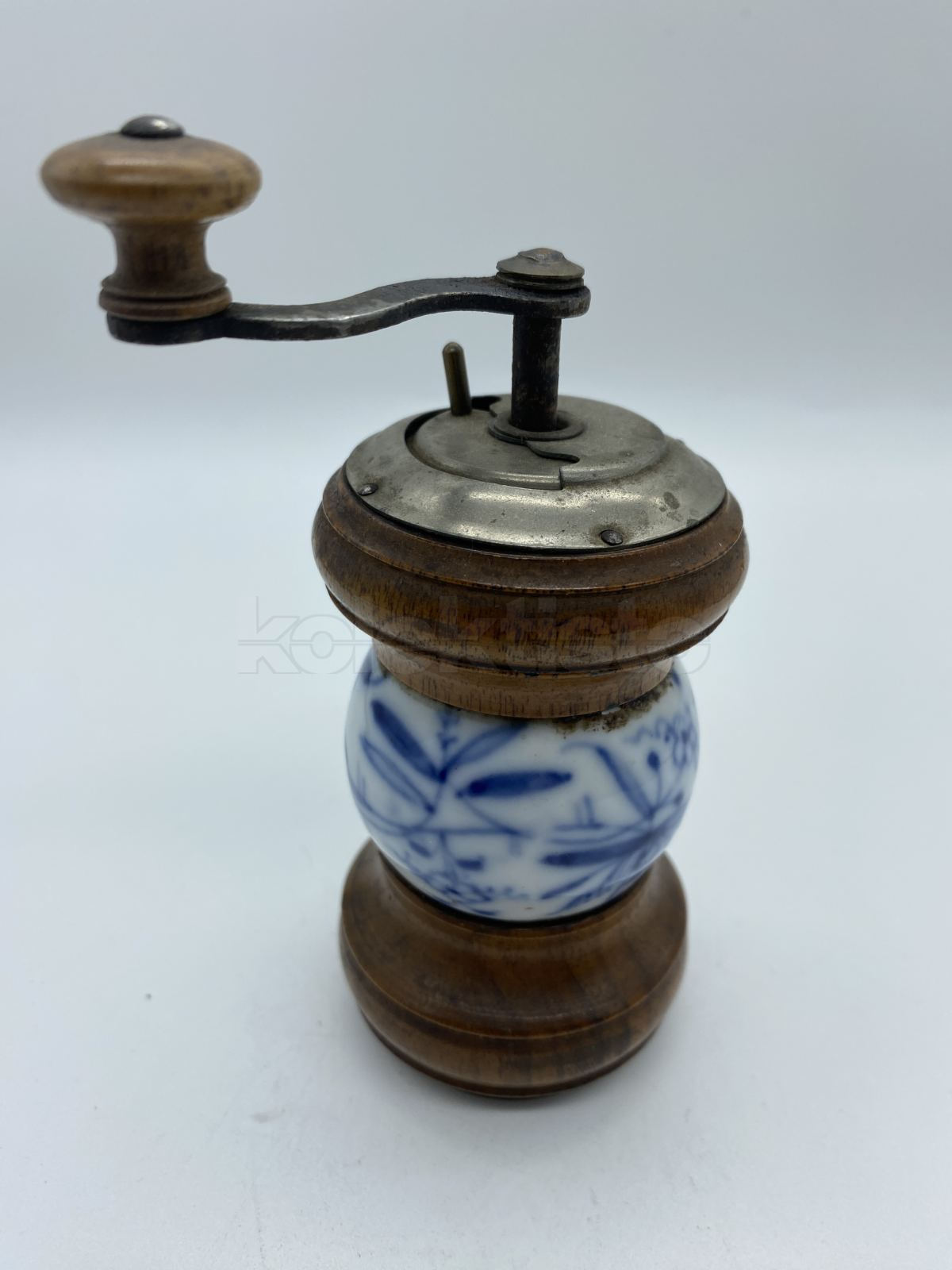 Porcelánový mlýnek na pepř s cibulovým vzorem