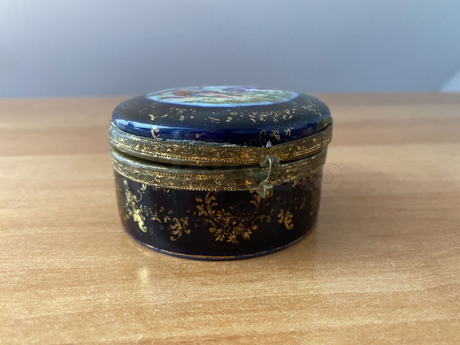Porcelánová krabička s romatickým výjevem. Německo