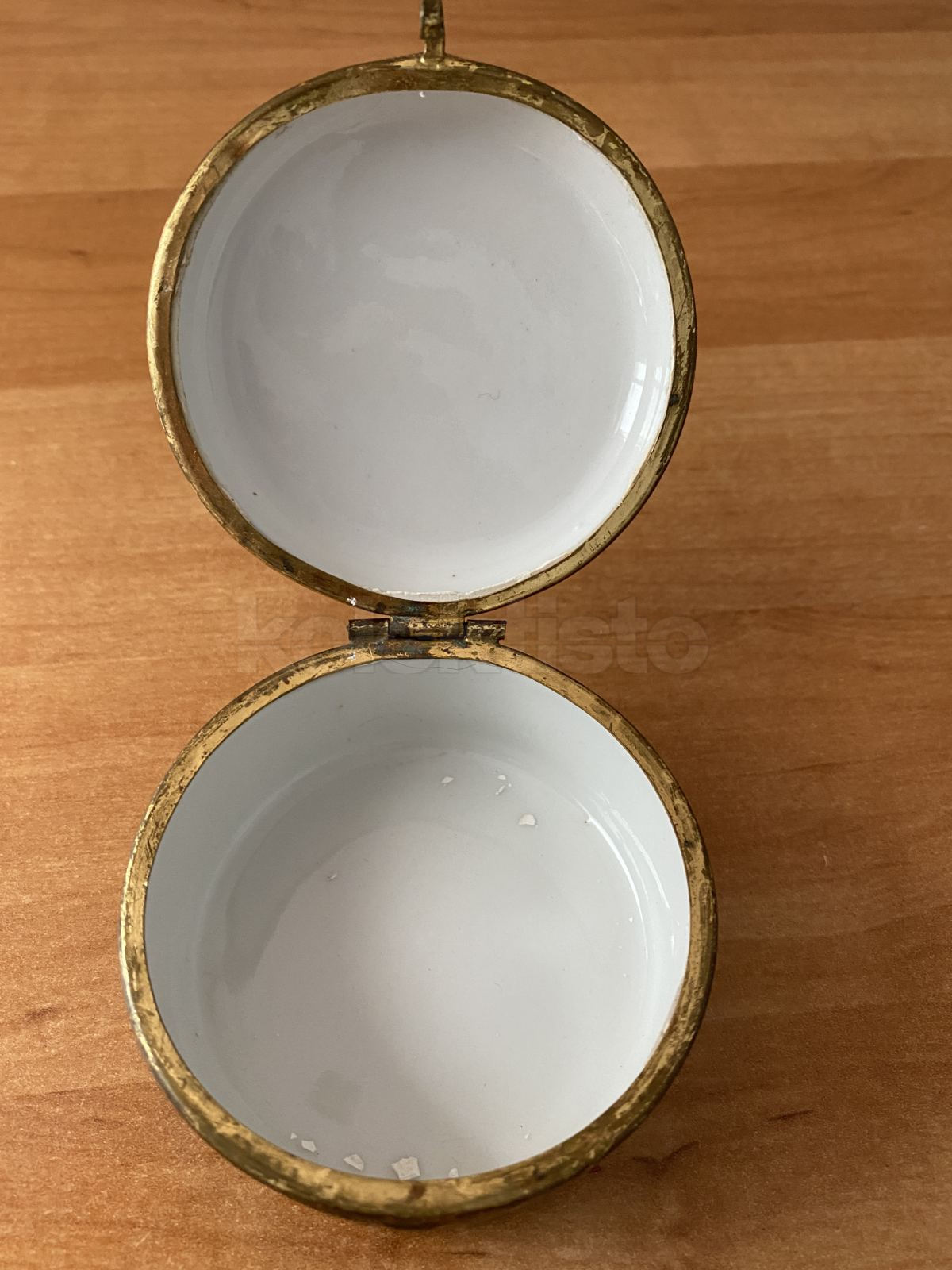 Porcelánová krabička s romatickým výjevem. Německo