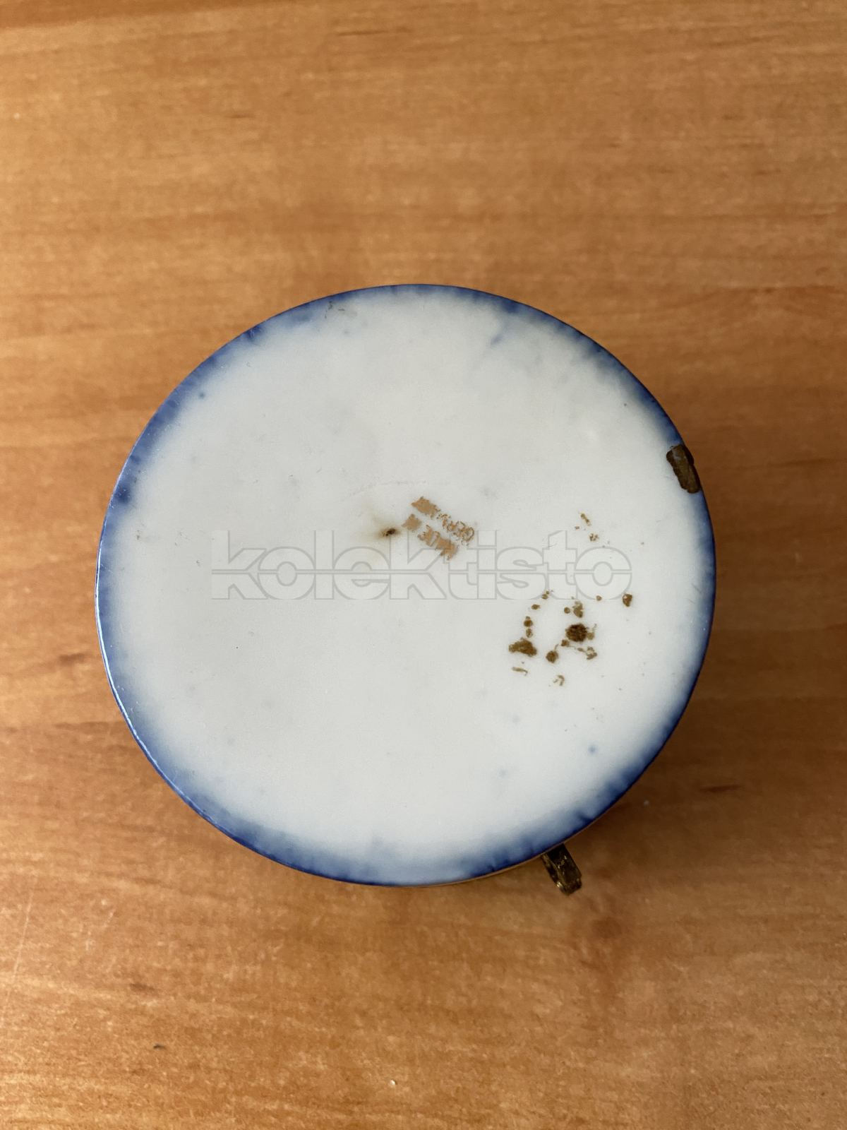 Porcelánová krabička s romatickým výjevem. Německo