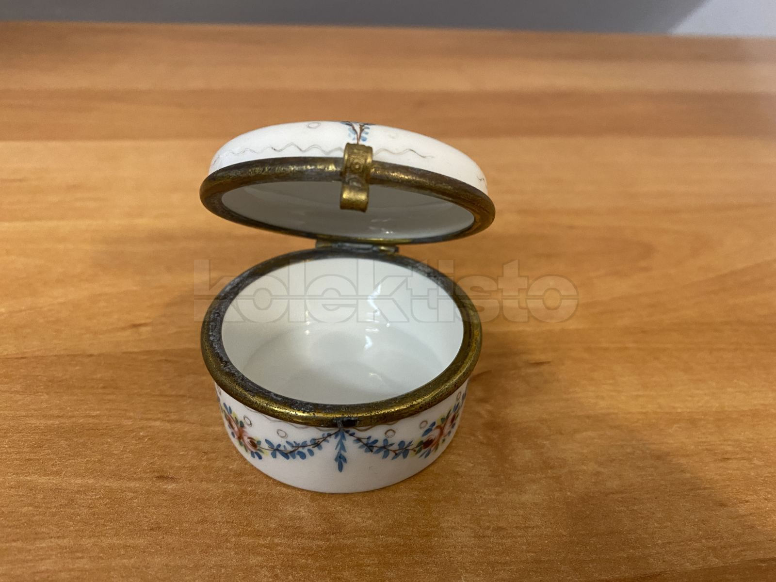 Porcelánová malovaná dóza