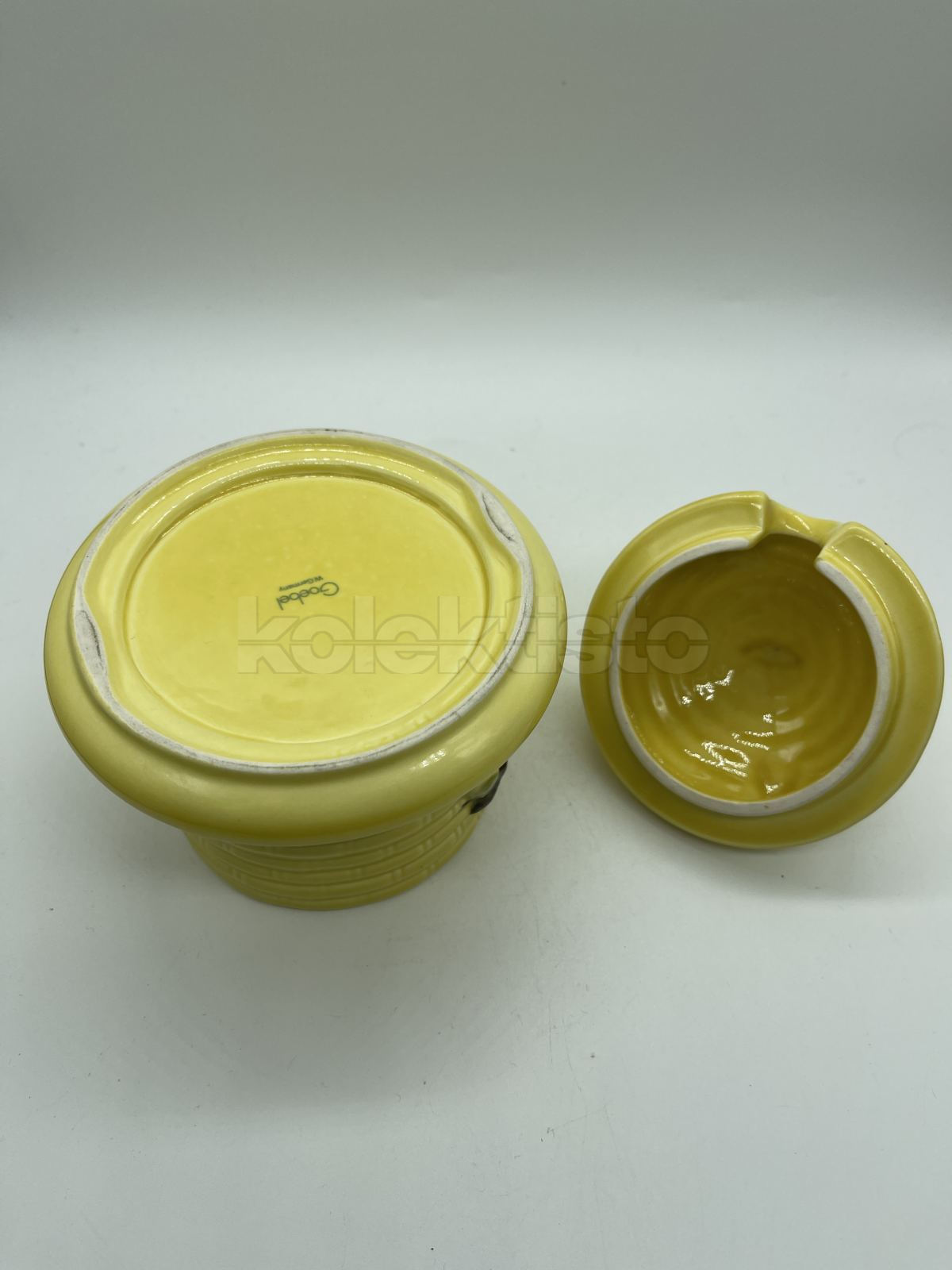 Porcelánová dóza na med