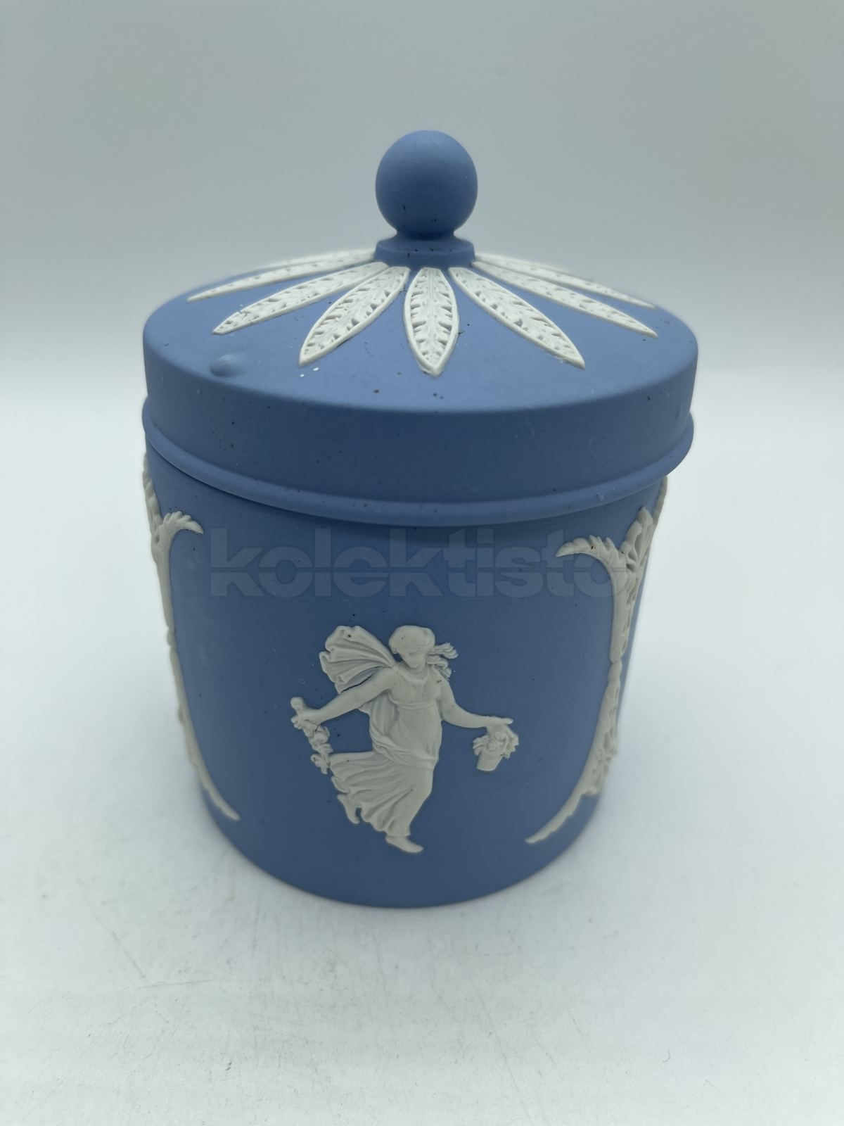 Porcelánová dóza