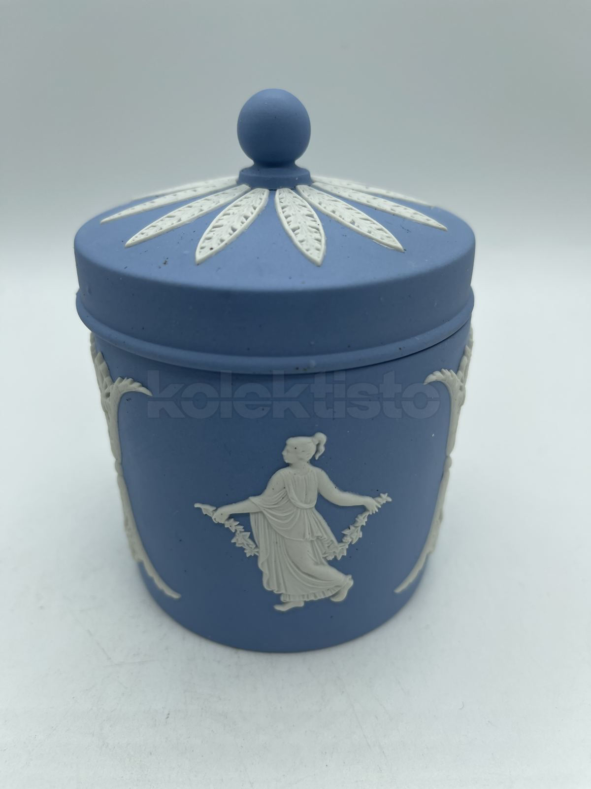Porcelánová dóza