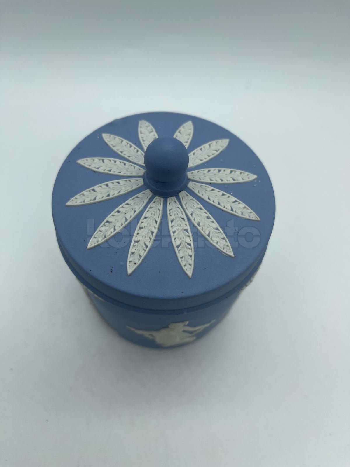 Porcelánová dóza