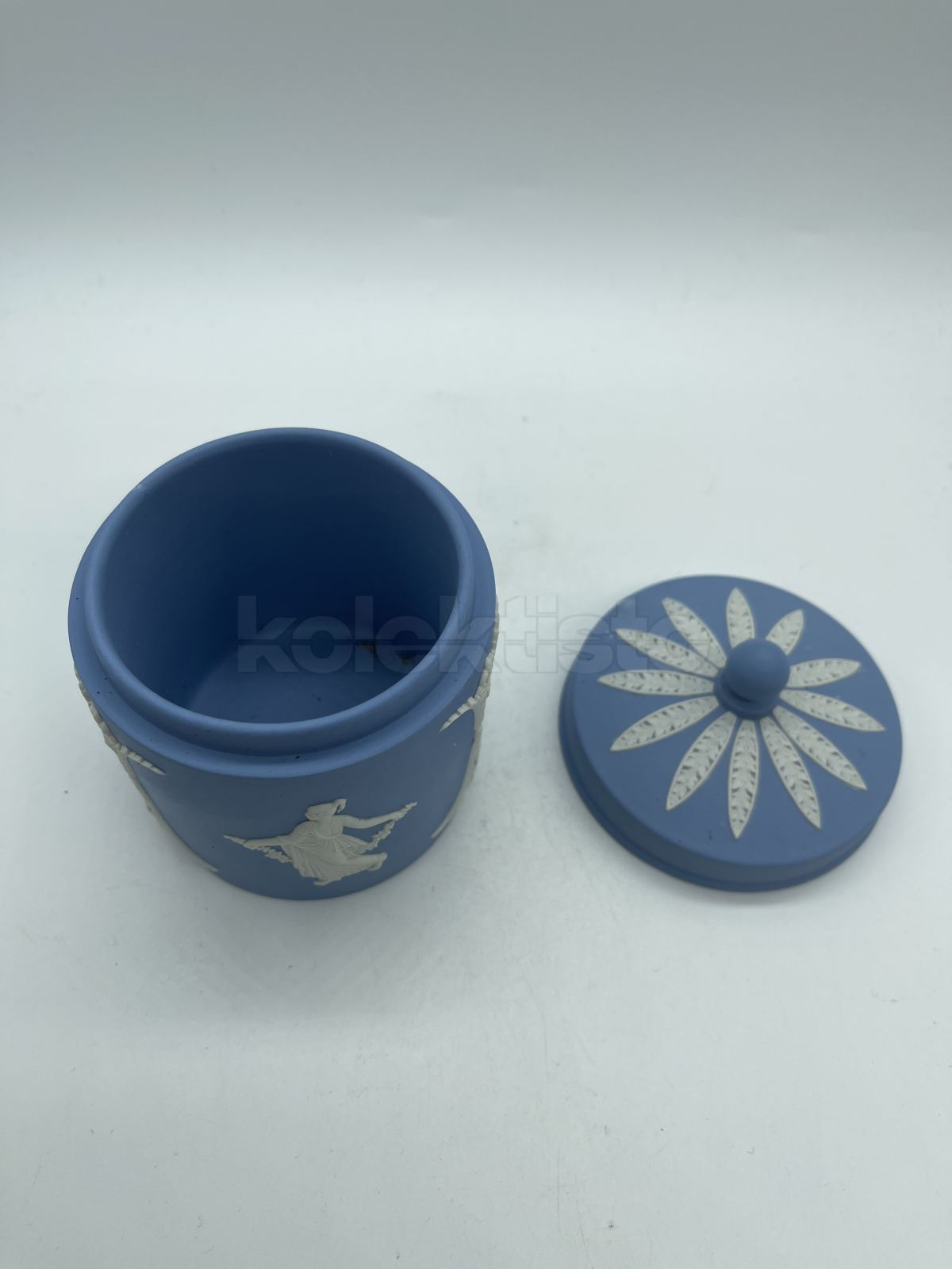 Porcelánová dóza