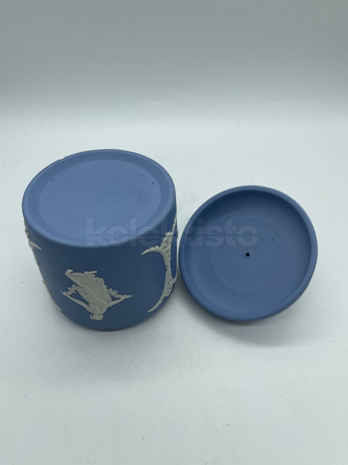 Porcelánová dóza