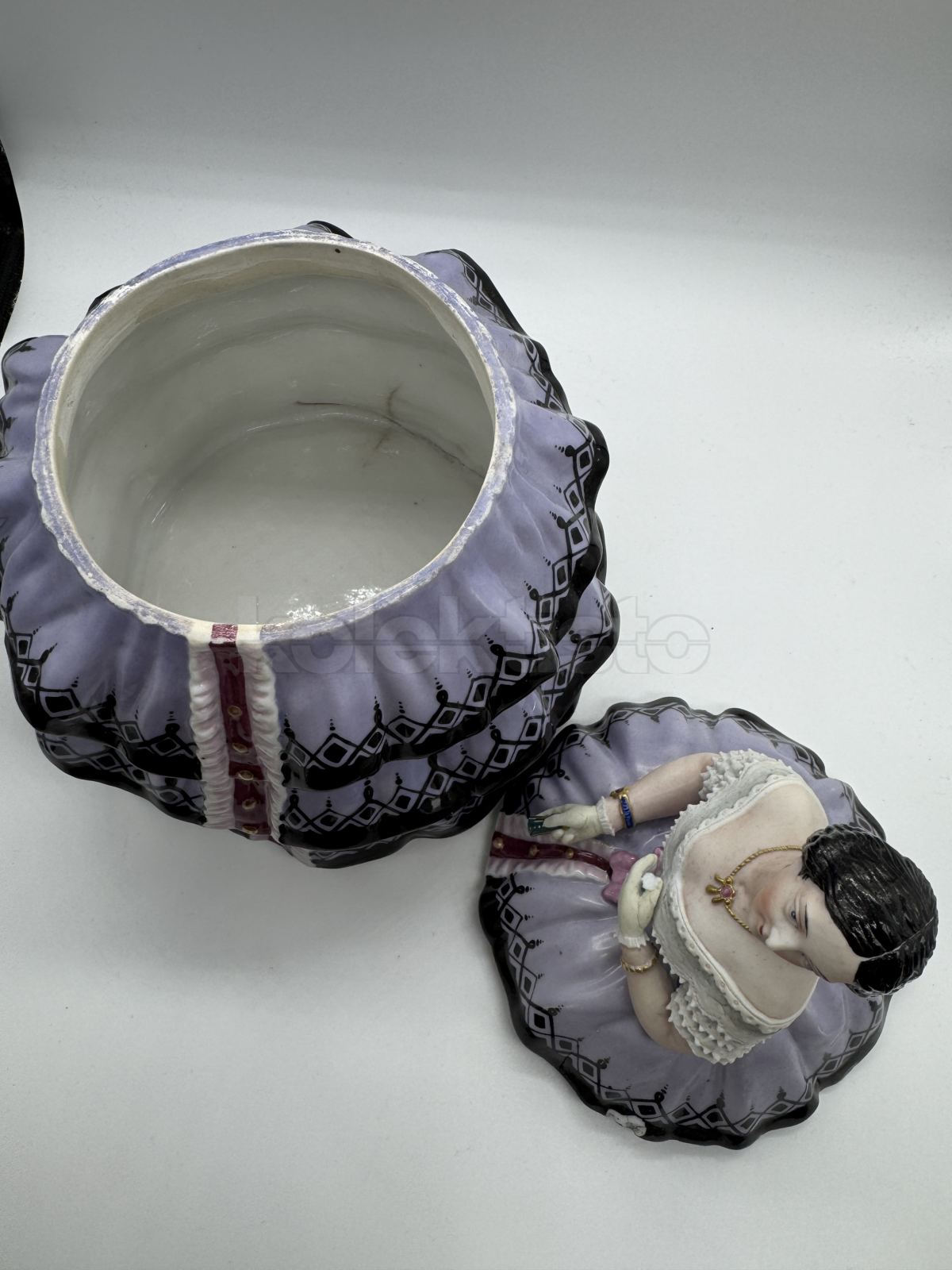 Porcelánová dóza