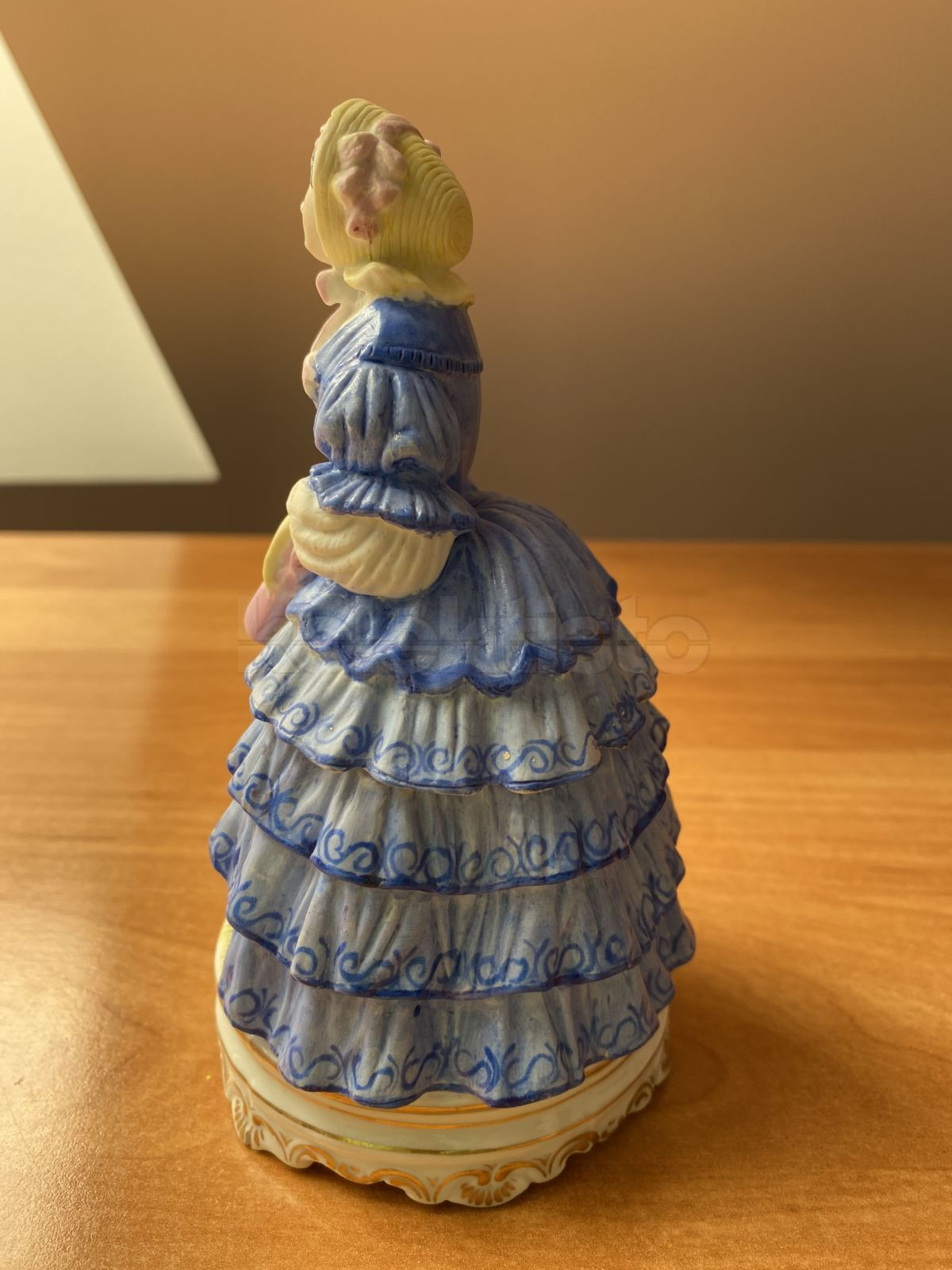 Porcelánová dóza dáma č.1, biskvit
