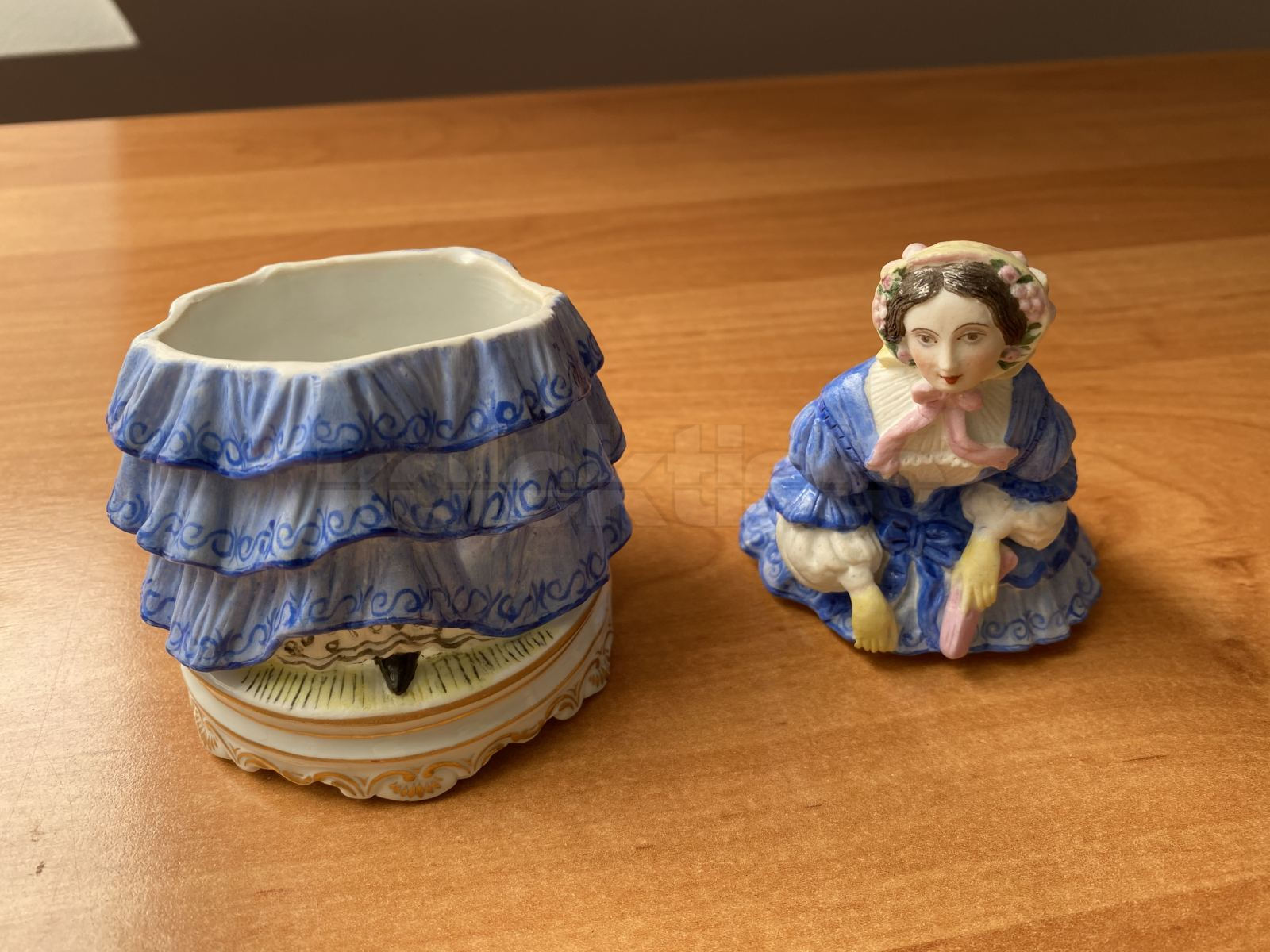 Porcelánová dóza dáma č.1, biskvit