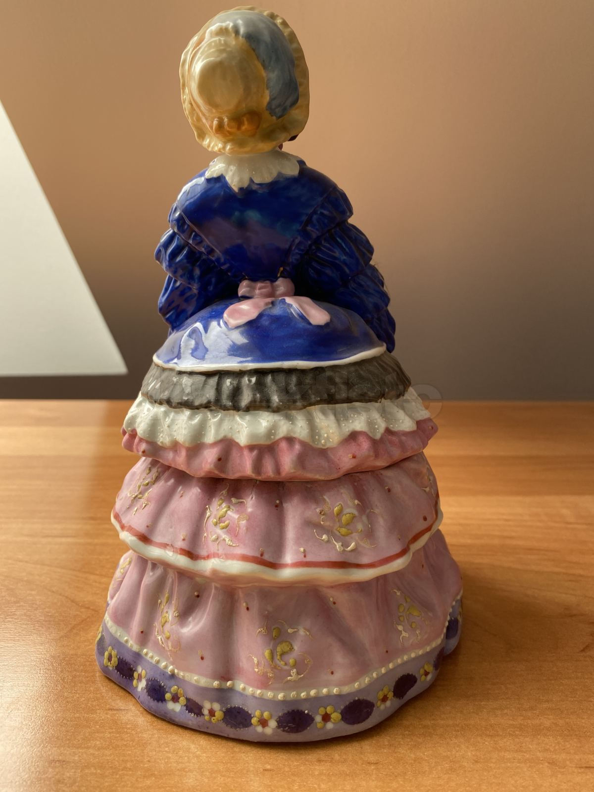 Porcelánová dóza dáma č.2, biskvit