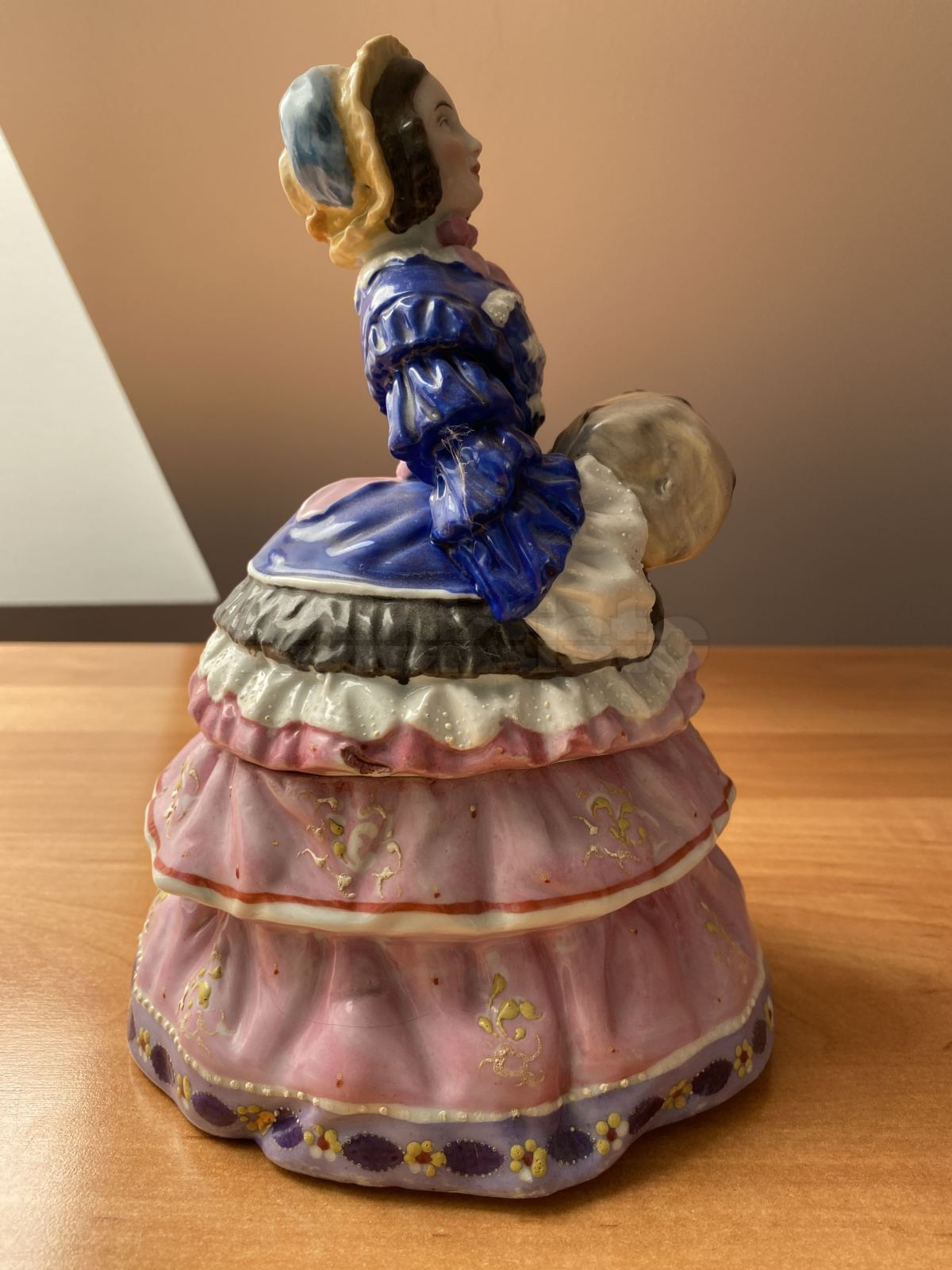 Porcelánová dóza dáma č.2, biskvit