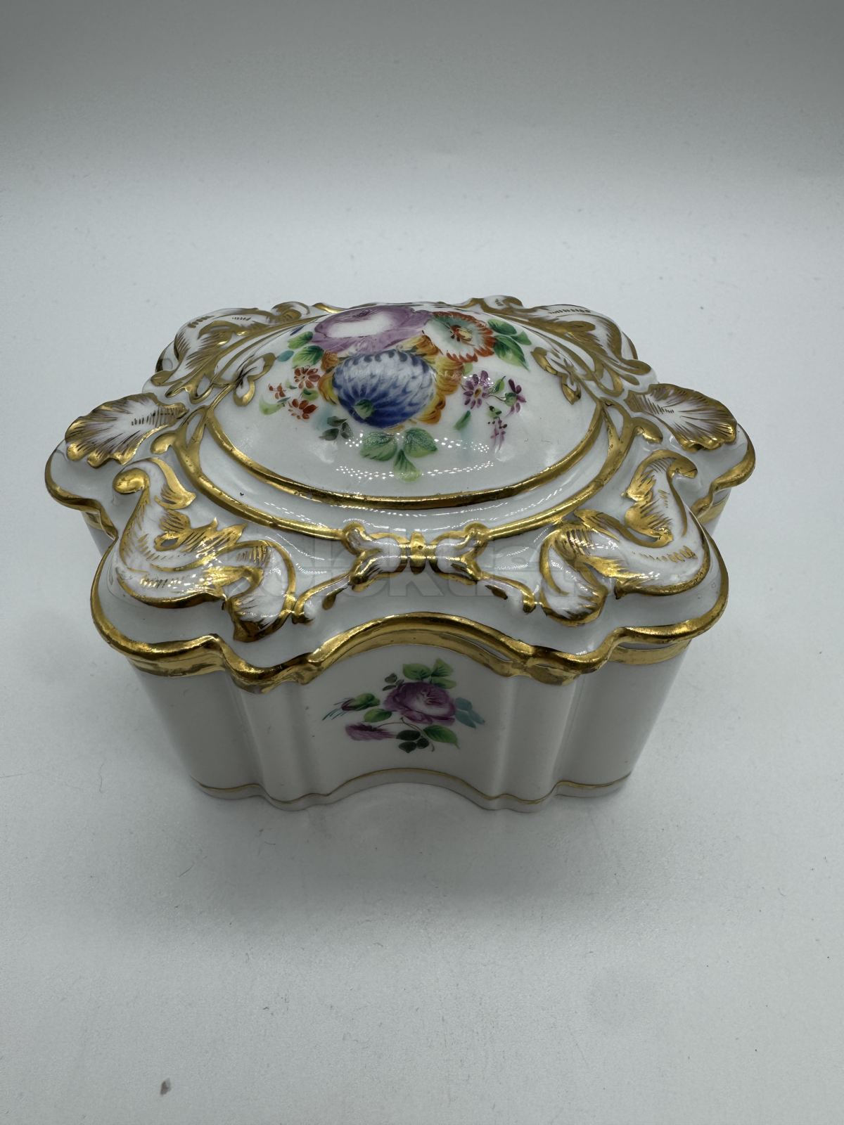 Porcelánová dóza
