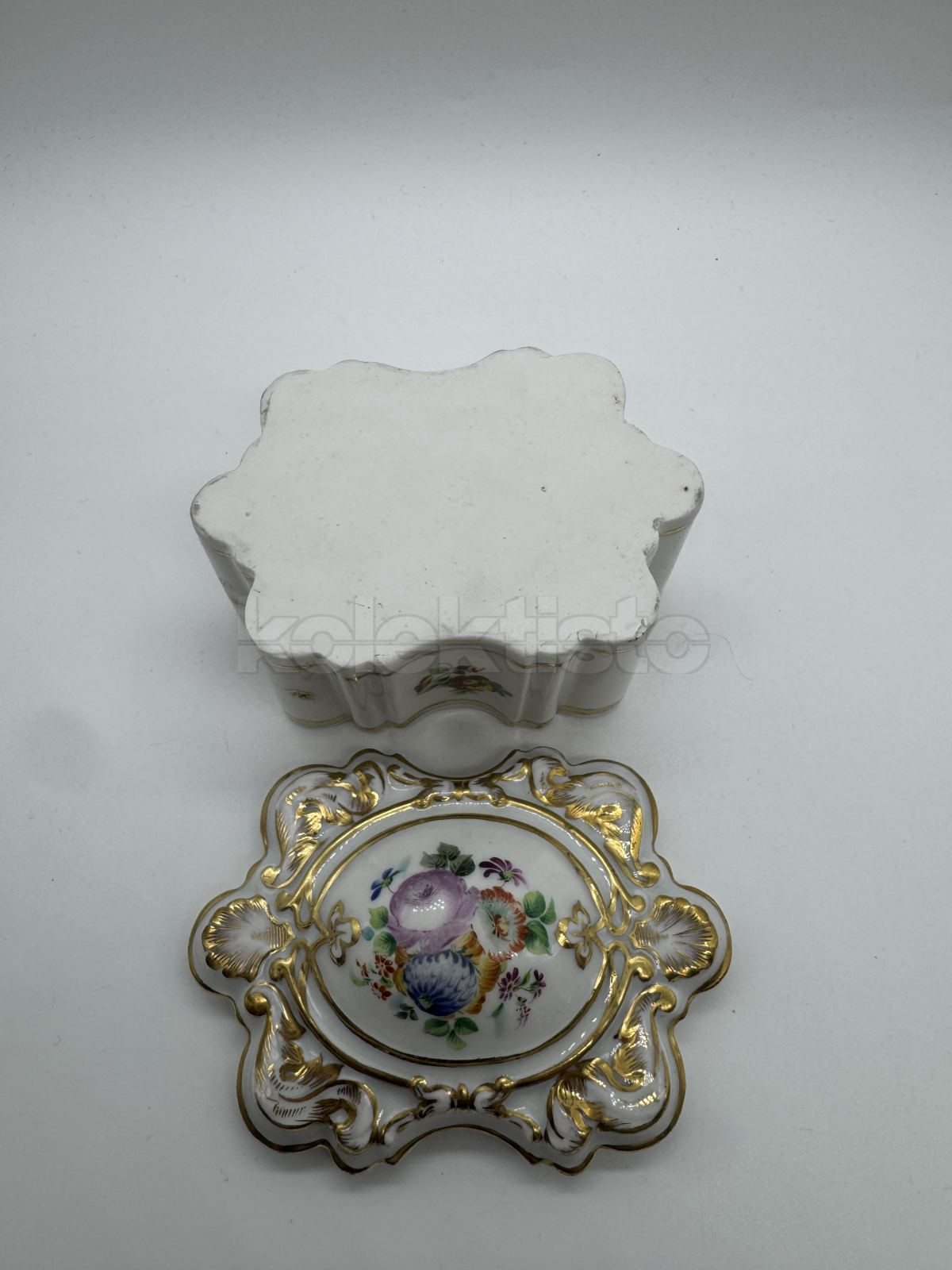 Porcelánová dóza