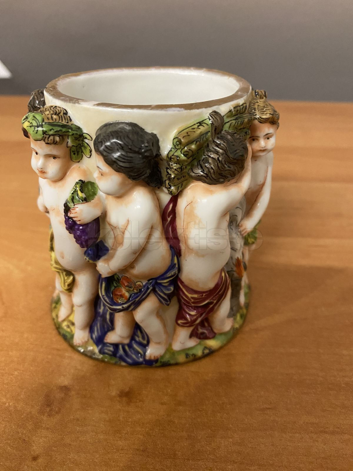 Porcelánová dóza s 8 postavami