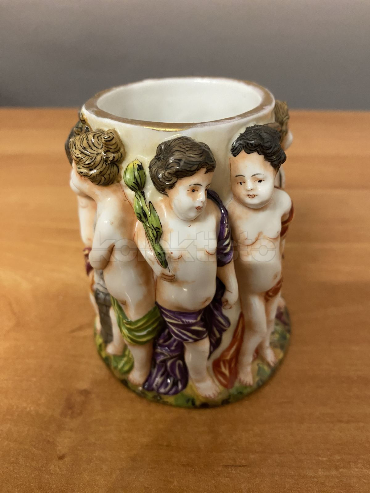 Porcelánová dóza s 8 postavami