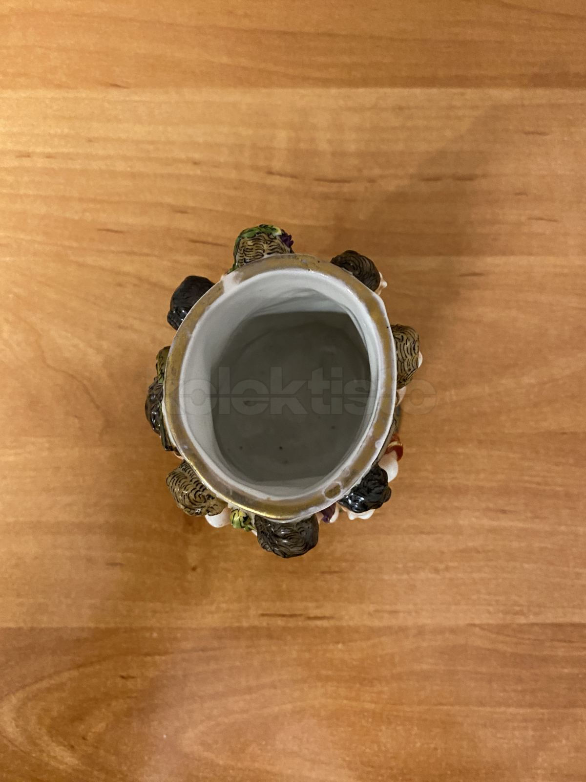 Porcelánová dóza s 8 postavami
