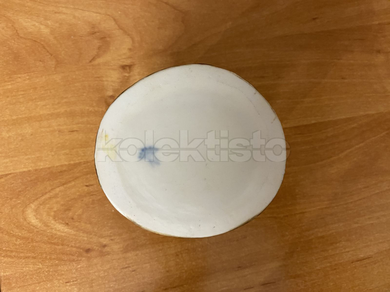Porcelánová dóza s 8 postavami