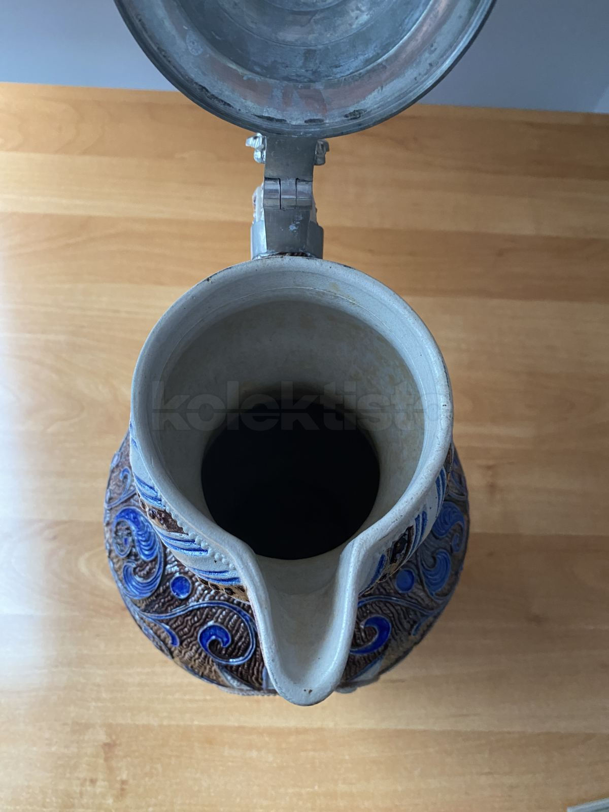 Keramický džbán s cínovým víkem