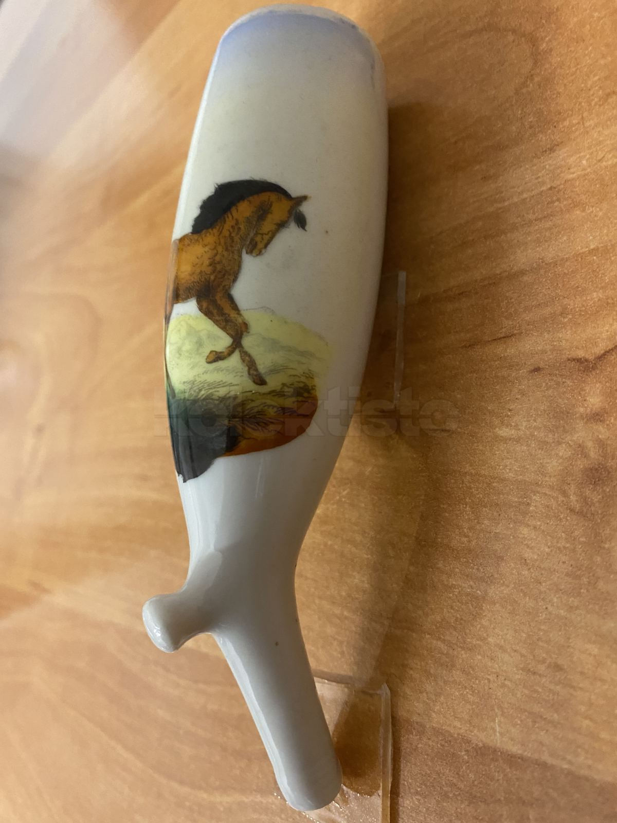 Porcelánová fajfka s koněm
