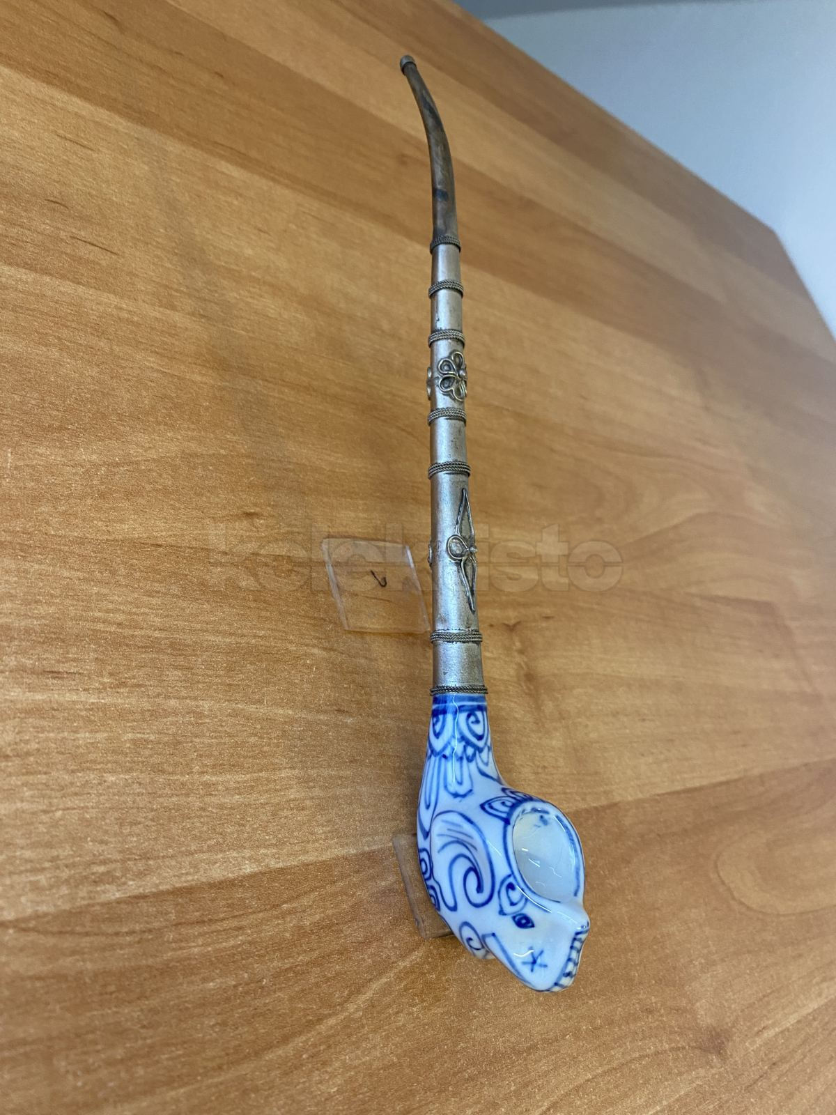 Porcelánová dýmka s kovovou troubelí