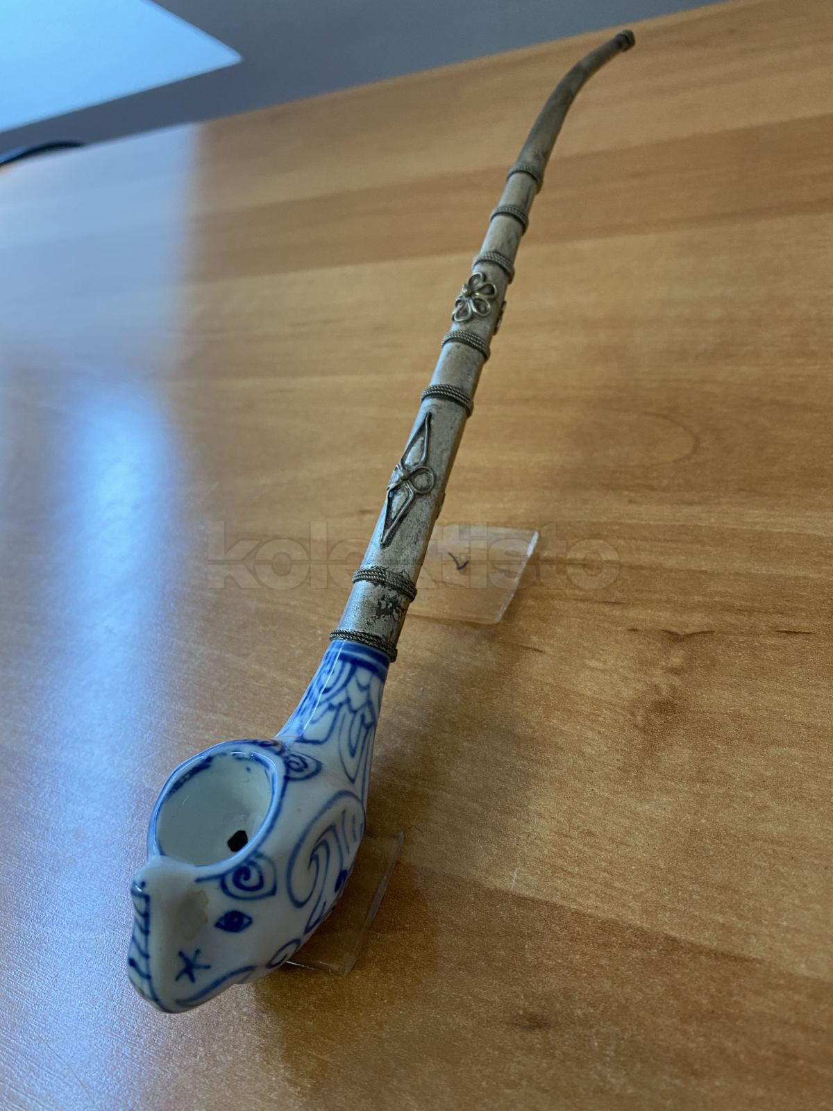 Porcelánová dýmka s kovovou troubelí