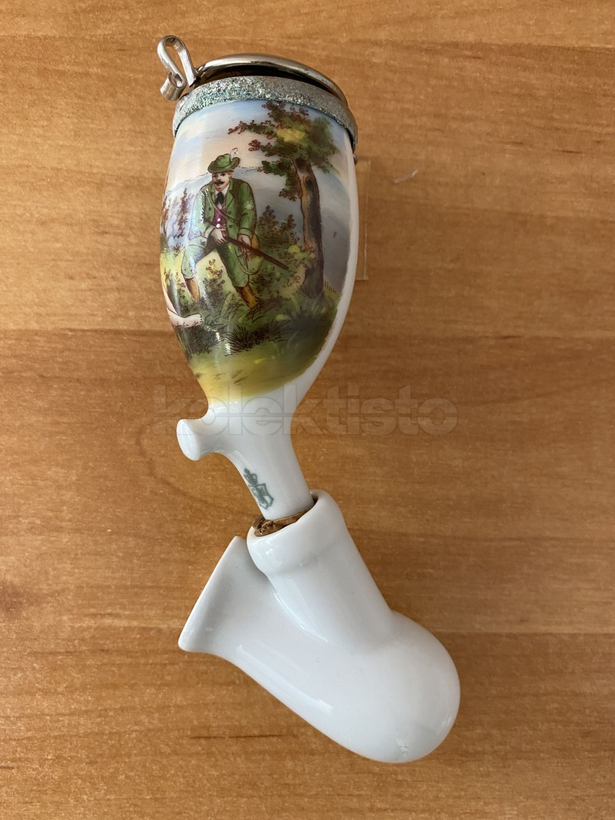 Porcelánová fajfka s motivem myslivce a dívky