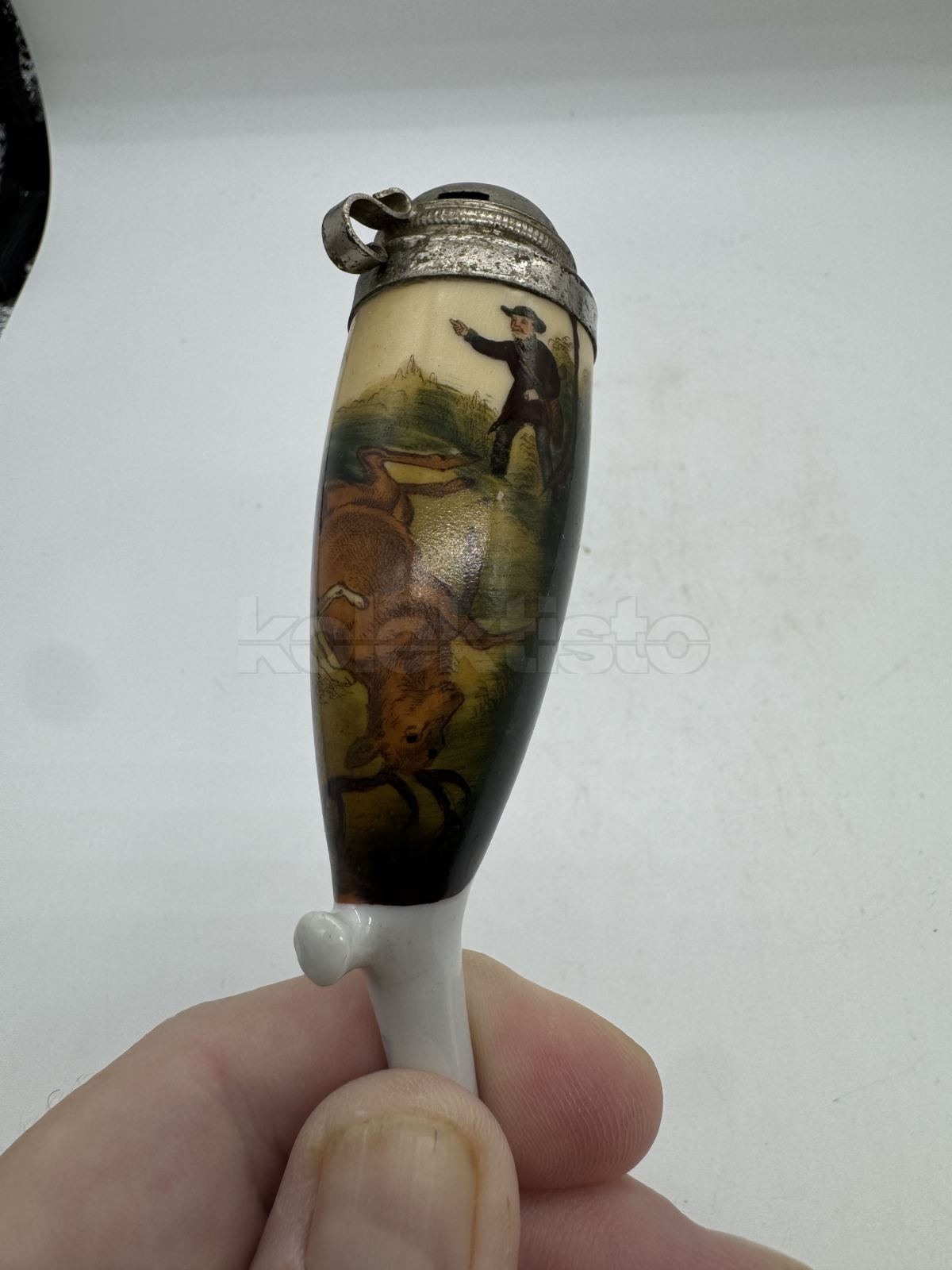 Porcelánová fajfka s loveckým motivem
