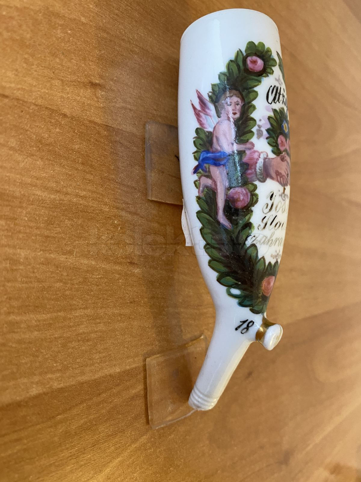 Porcelánová fajfka se zahradnický motivem