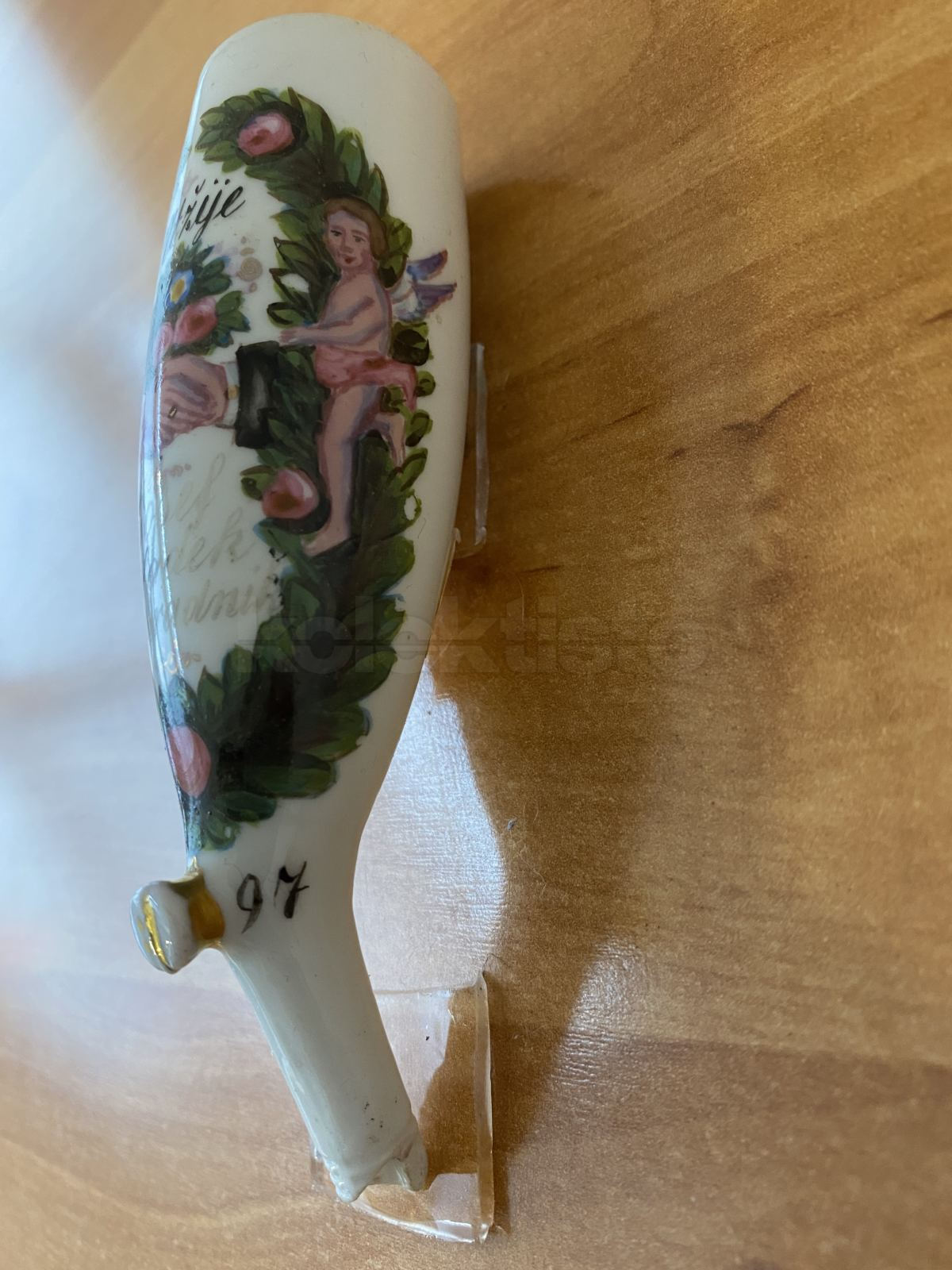 Porcelánová fajfka se zahradnický motivem