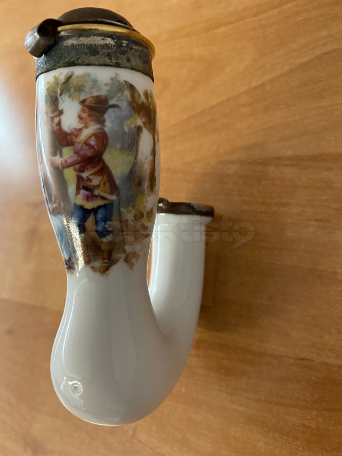 Porcelánová fajfka labutěnka se zamilovaným párem