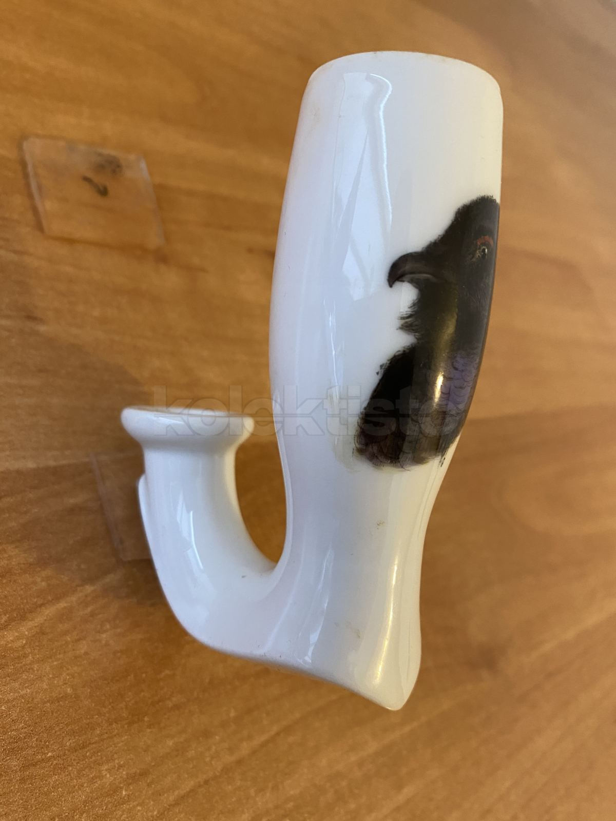 Porcelánová fajfka s hlavou ptáka