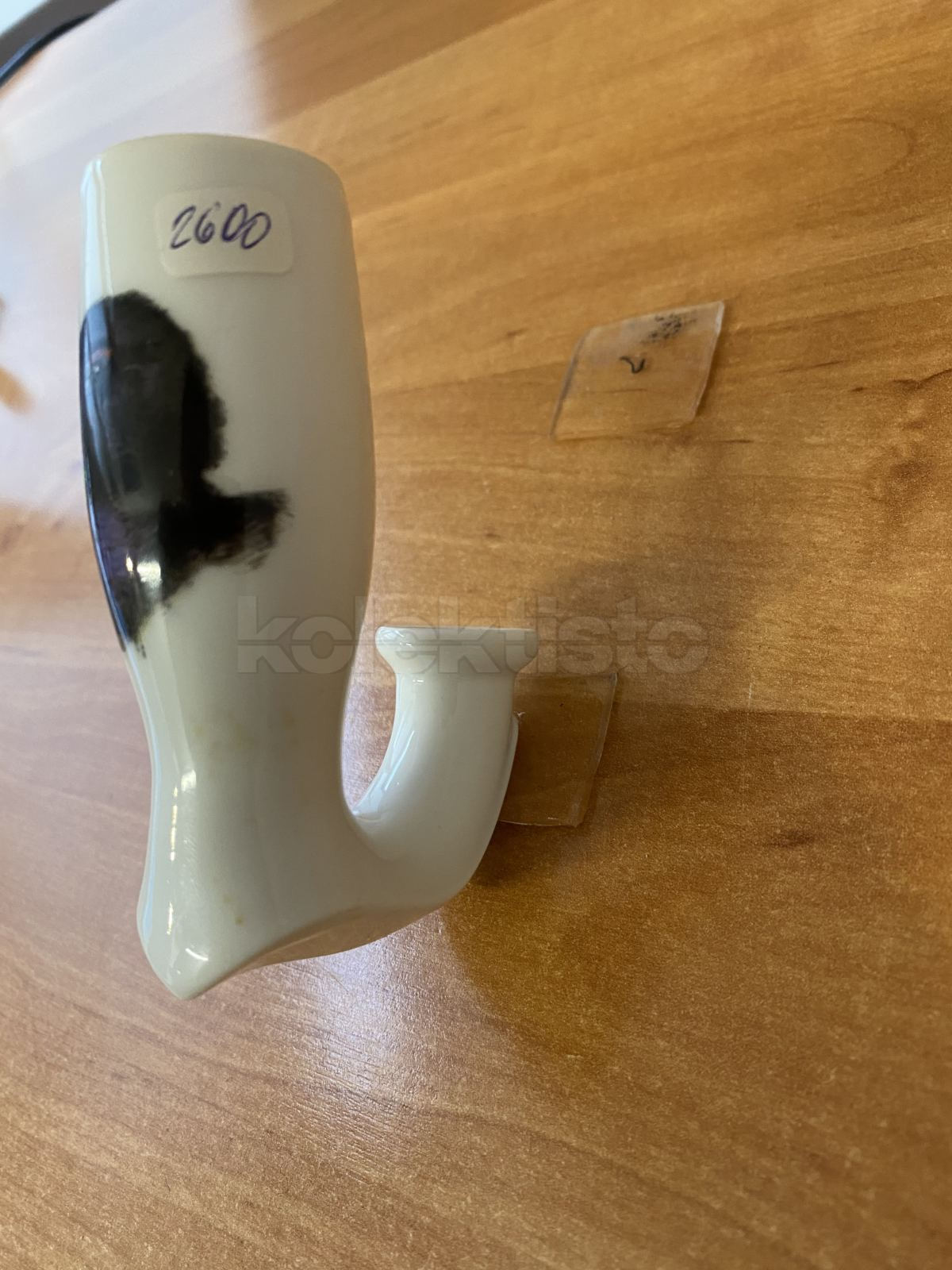 Porcelánová fajfka s hlavou ptáka