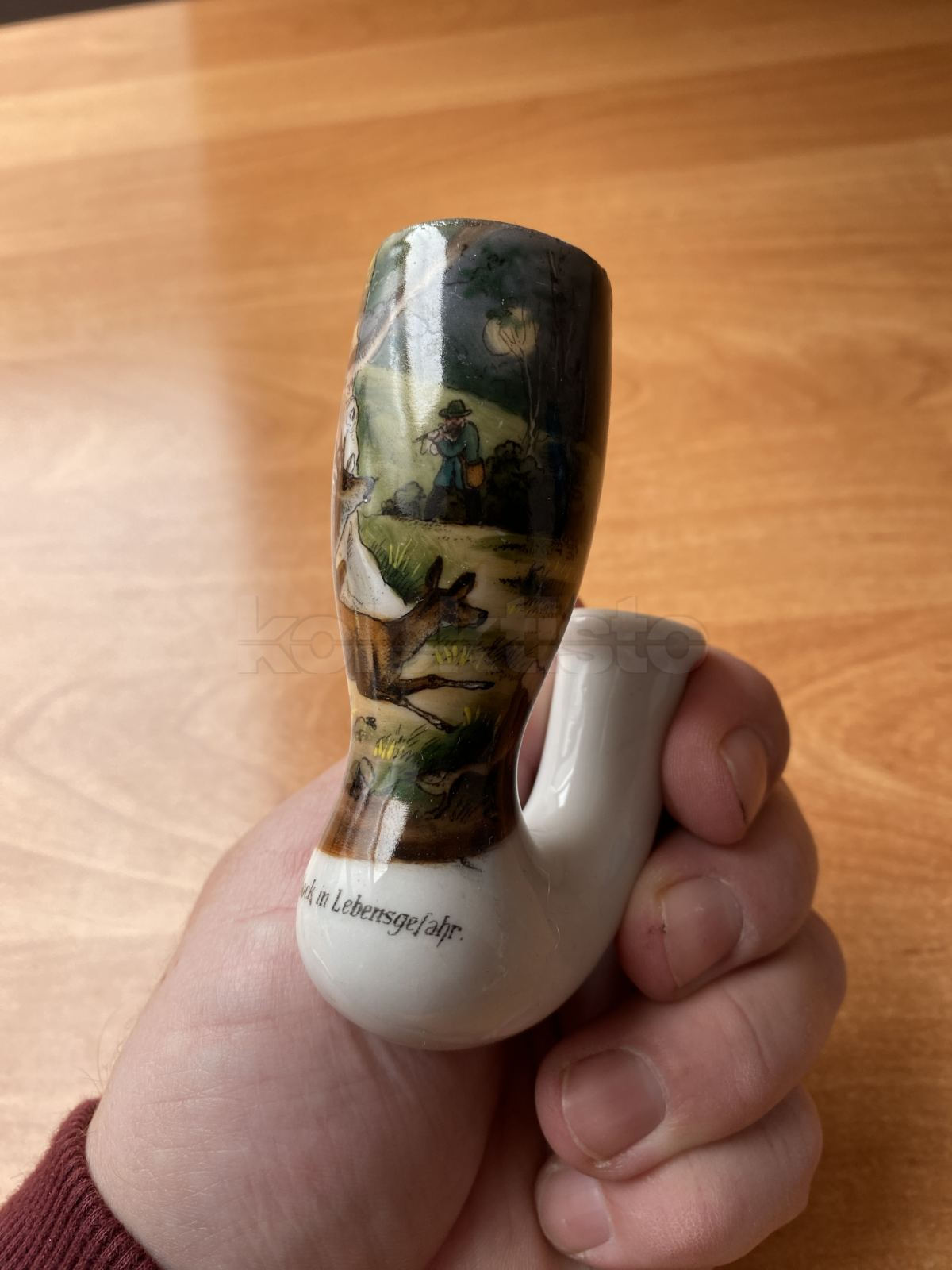 Porcelánová fajfka labutěnka s loveckým motivem
