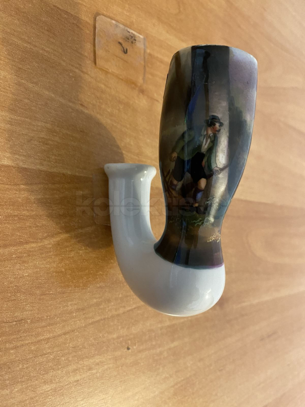 Porcelánová fajfka s loveckým motivem