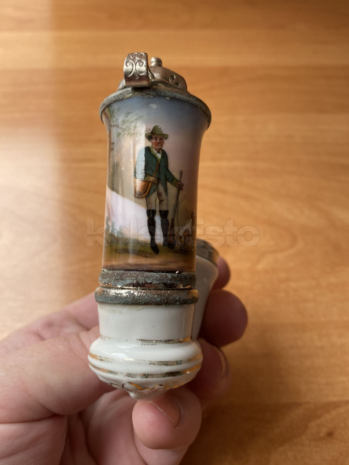 Porcelánová fajfka labutěnka s loveckým motivem