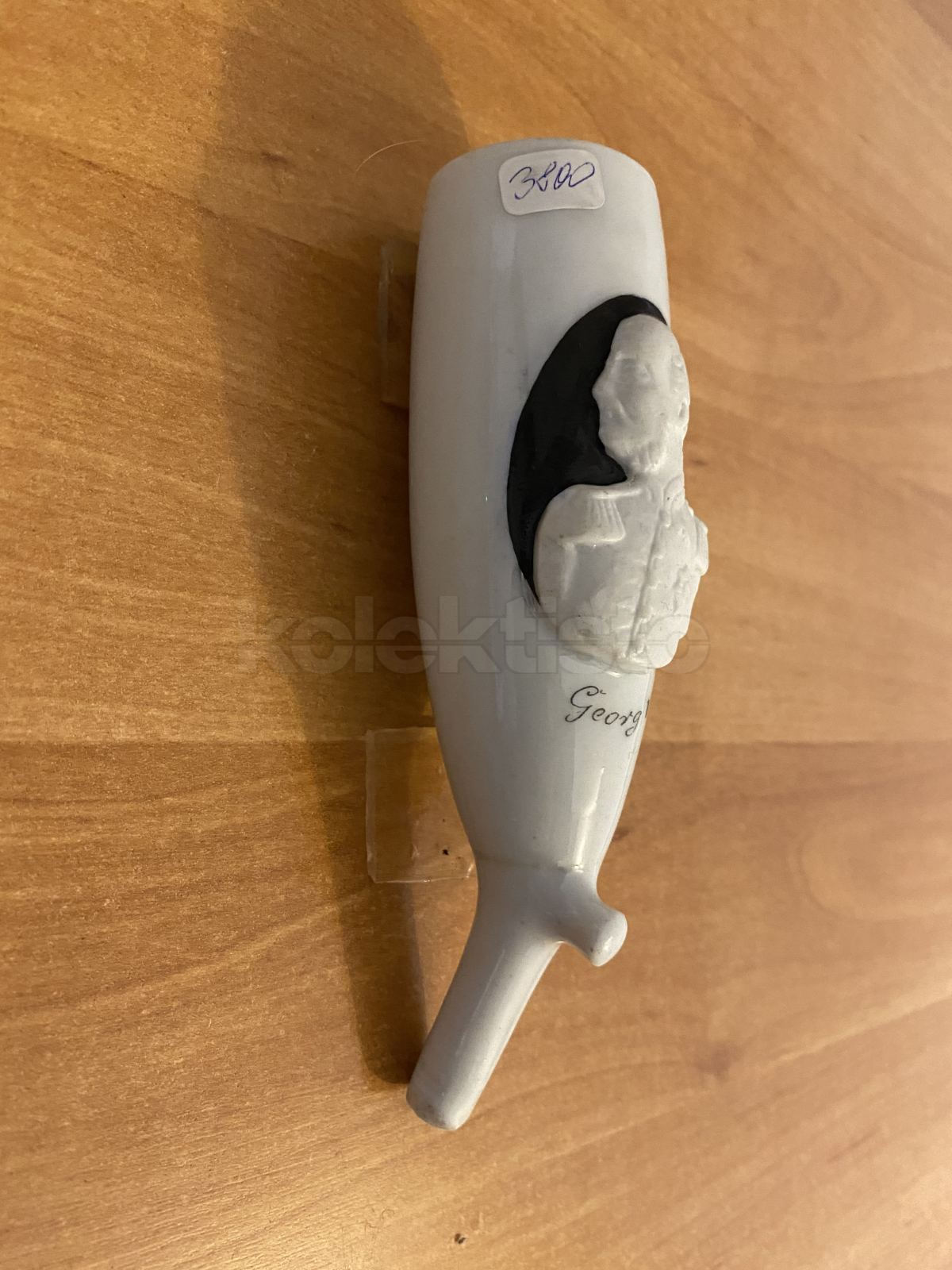 Porcelánová fajfka s důstojníkem