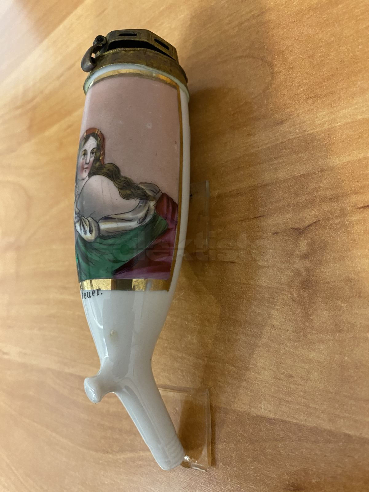 Porcelánová fajfka se ženou