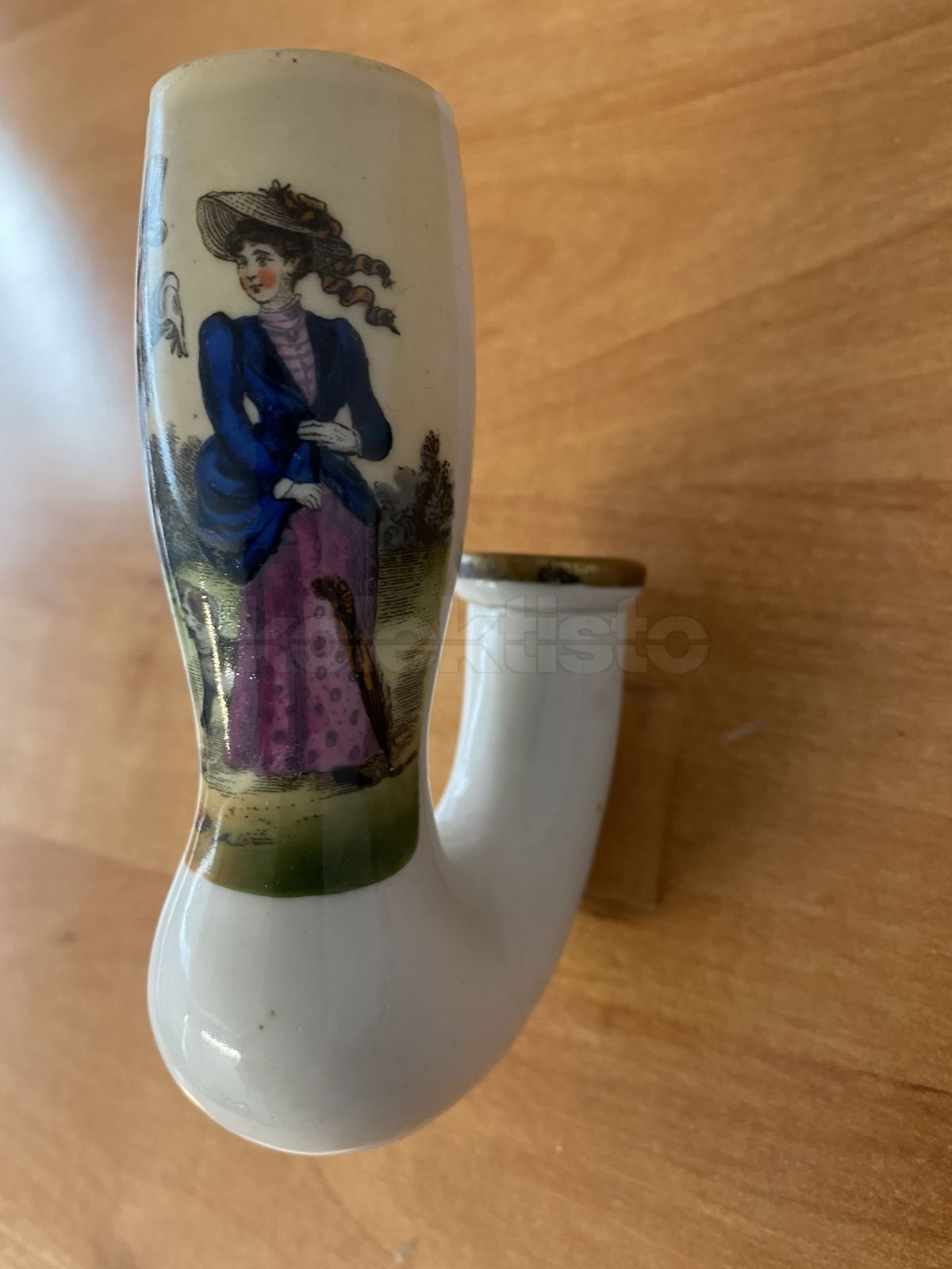 Porcelánová fajfka s žertovným motivem
