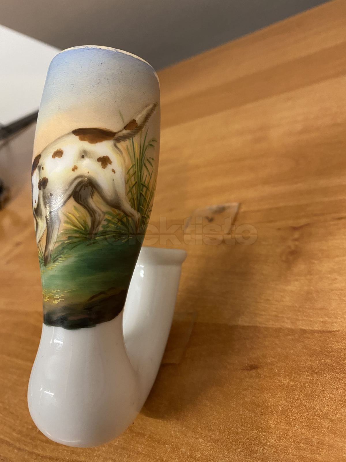 Porcelánová fajfka s loveckým motivem