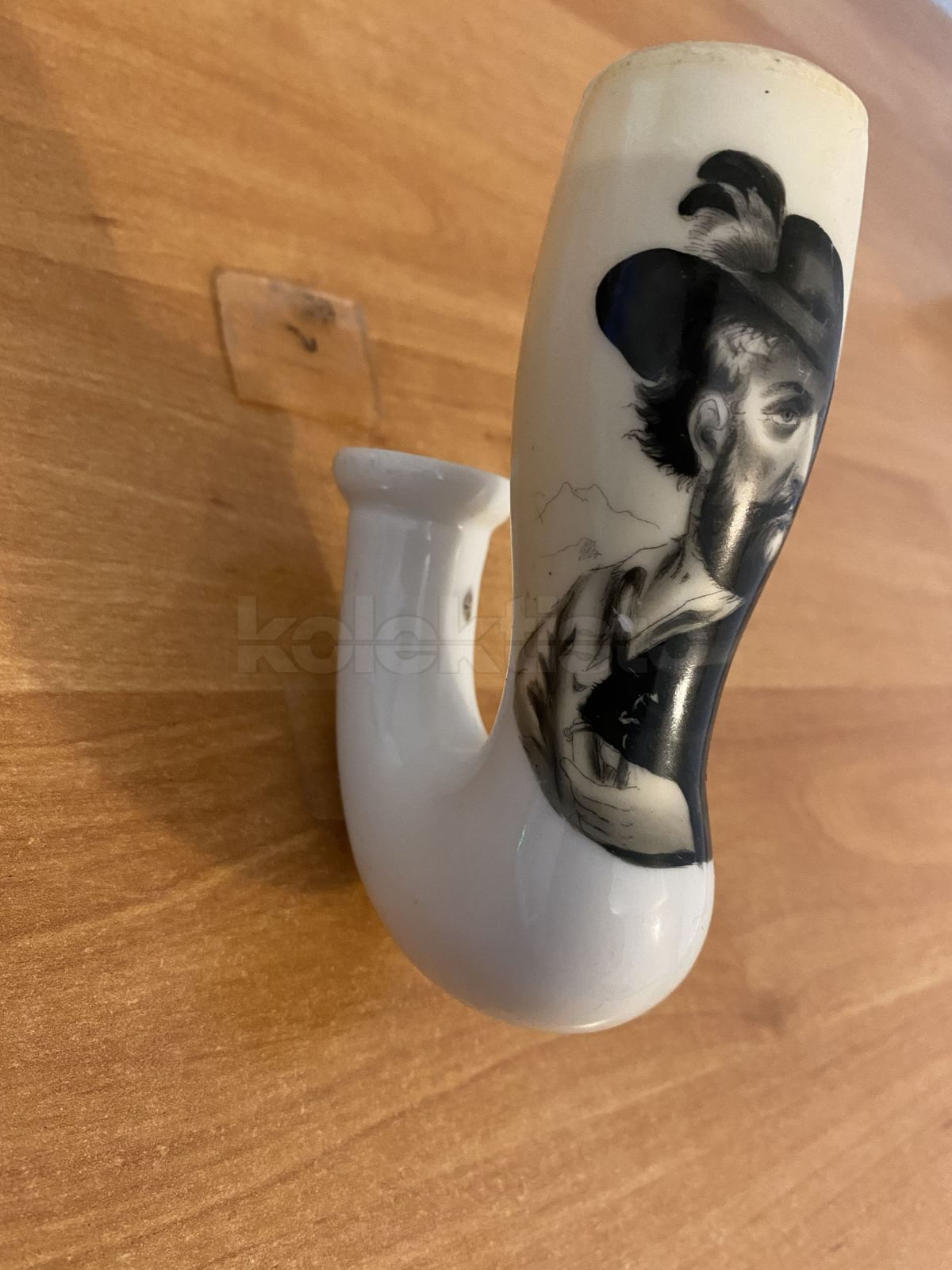 Porcelánová fajfka s loveckým motivem