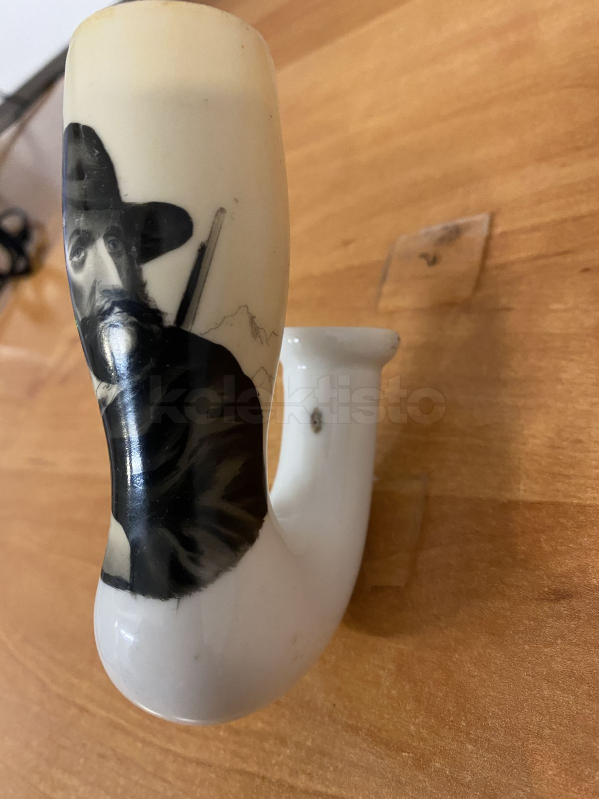 Porcelánová fajfka s loveckým motivem