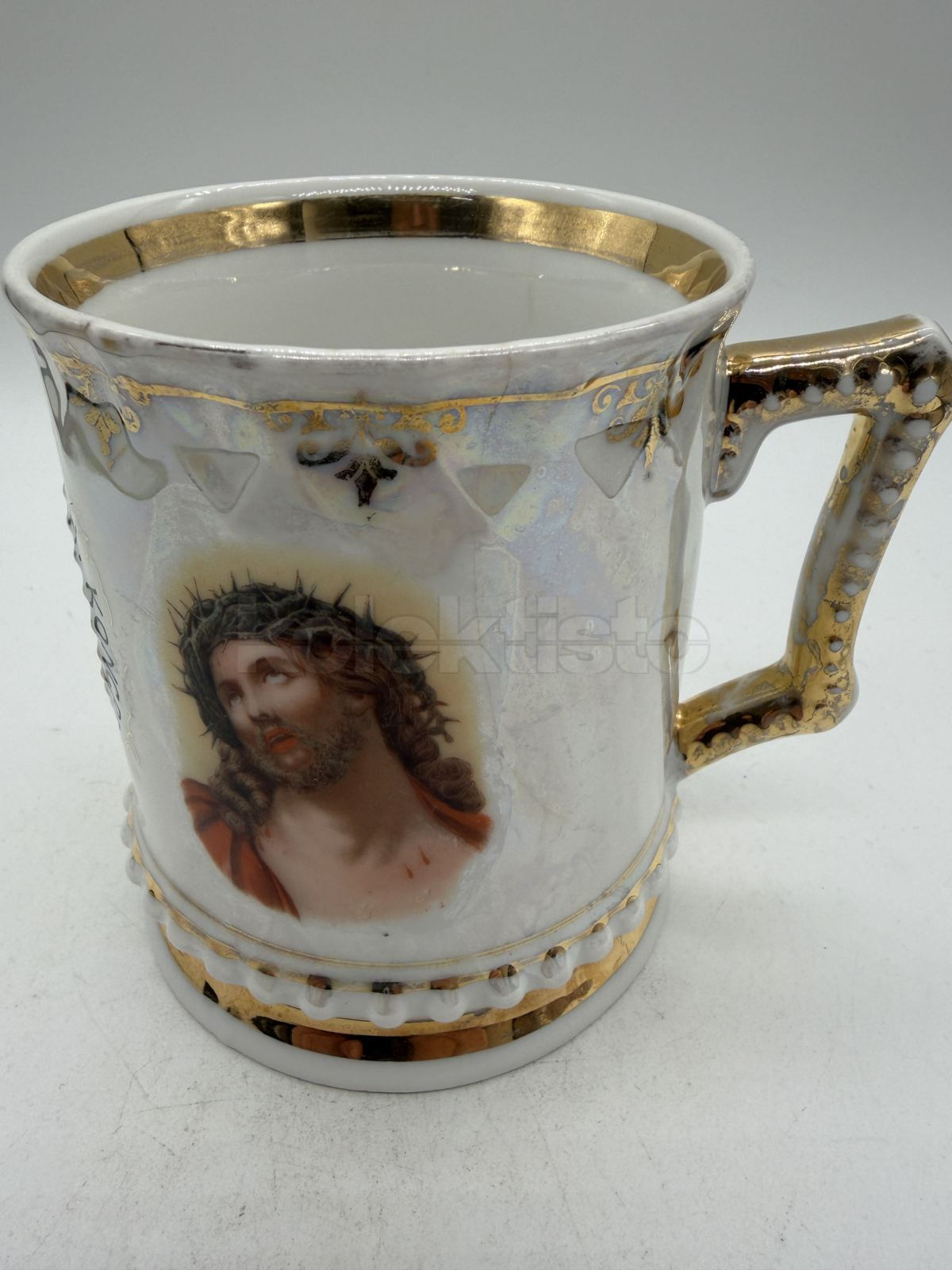 Porcelánový hrnek s náboženským motivem
