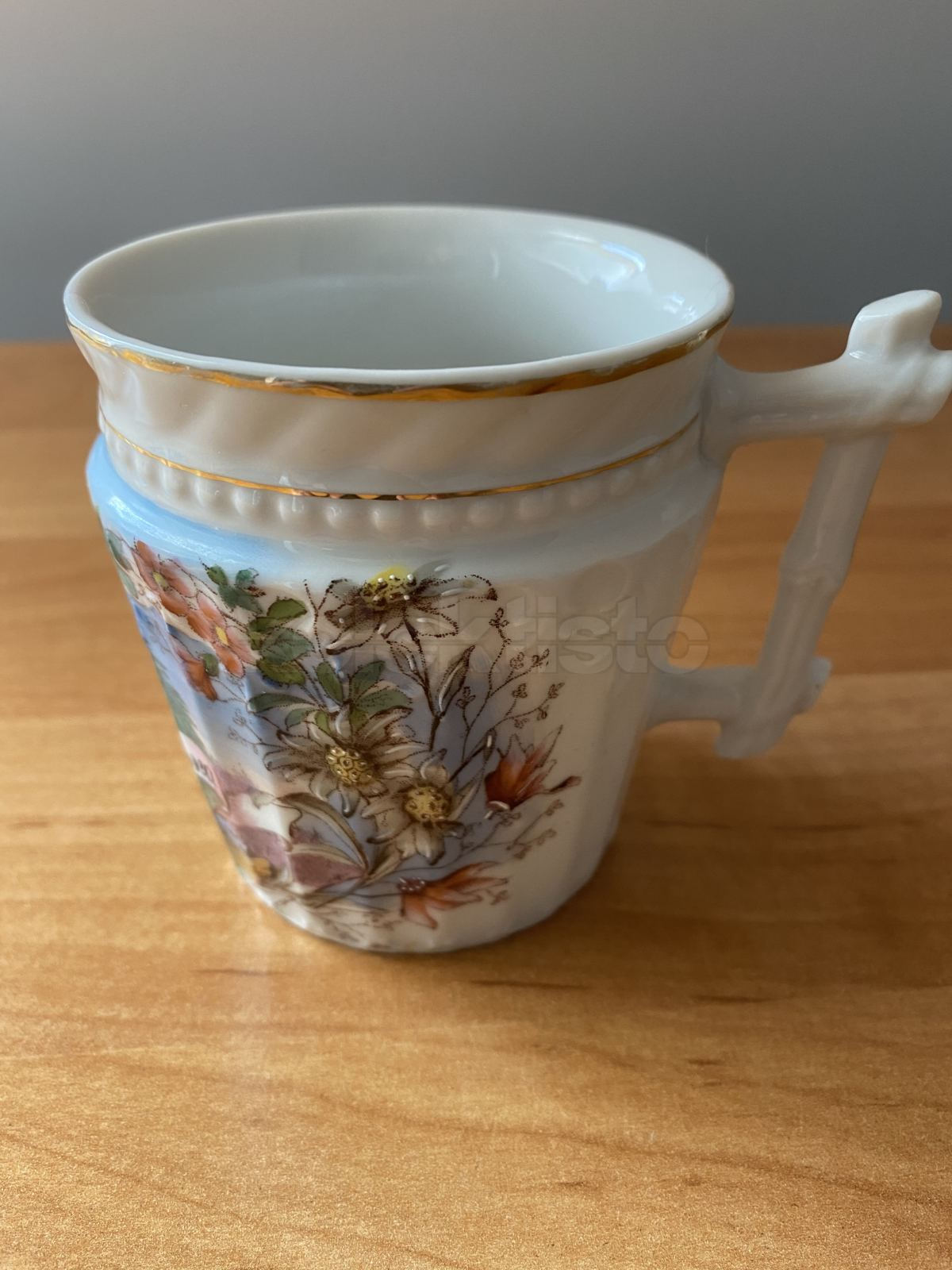 Porcelánový hrnek s obrázkem krajiny