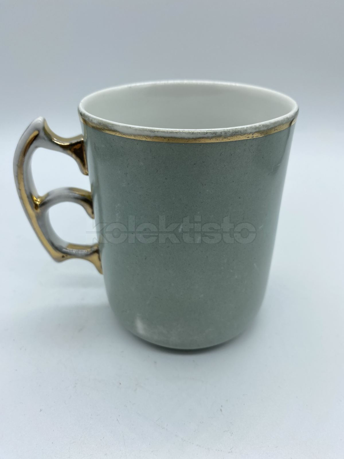 Porcelánový hrnek s dámou v klobouku